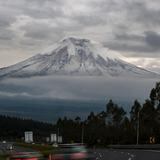 El volcán Cotopaxi sigue emitiendo vapor de agua en Ecuador 