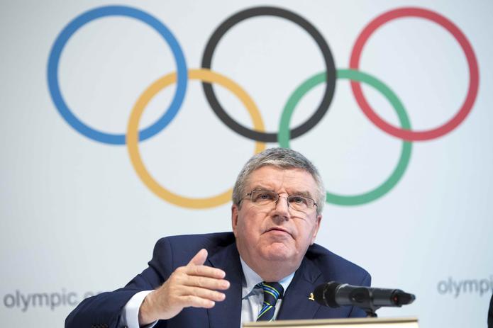 El presidente del COI, Thomas Bach, explica la decisión sobre el equipo de atletismo ruso tras una reunión en Suiza. (AP)
