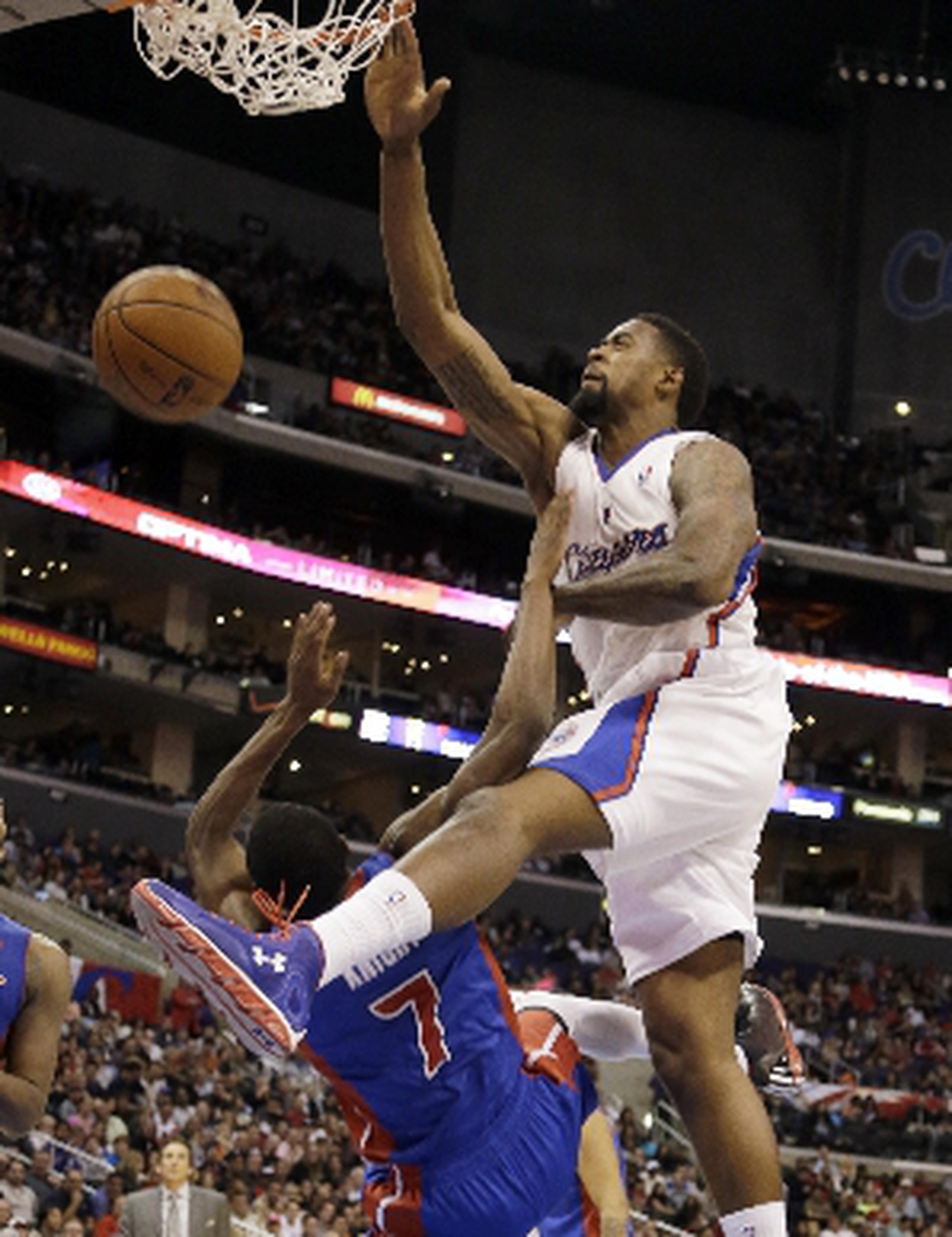 DeAndre Jordan siembre al balón mientras el escolta de los  Detroit Pistons, Brandon Knight, cae al suelo. AP / Reed Saxon