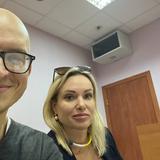 Aparece periodista que irrumpió en la televisión rusa contra Vladimir Putin