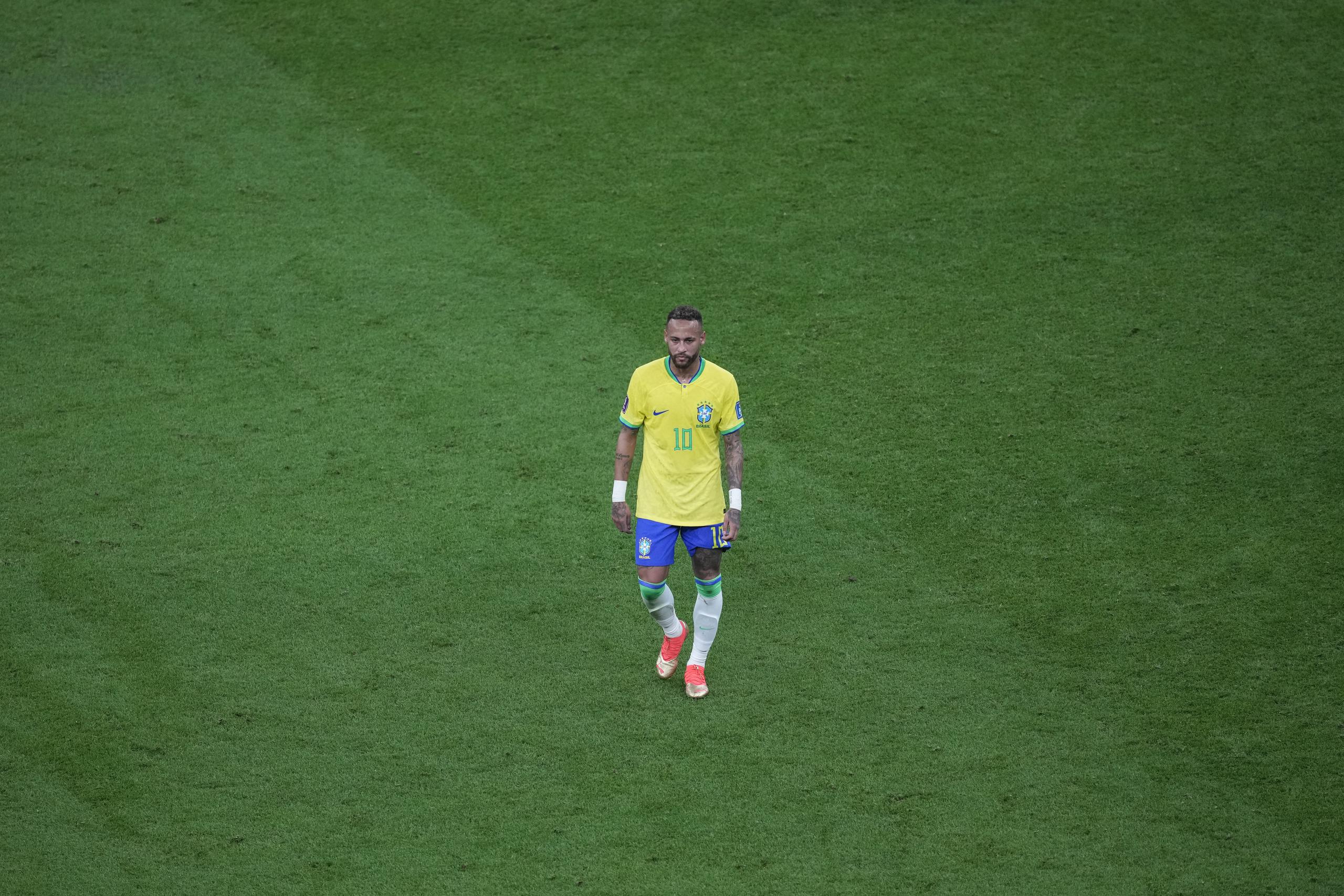 El brasileño Neymar abandona el terreno de juego durante un partido del Grupo G entre Brasil y Serbia, en el estadio de Lusail, en Lusail, Qatar.