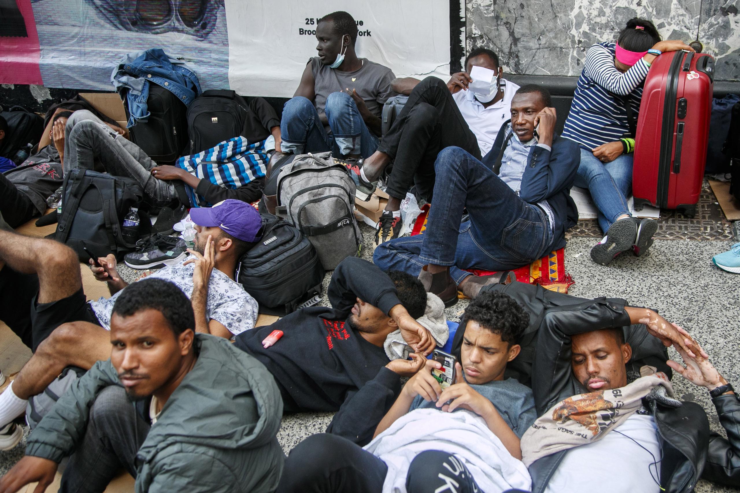 Migrantes esperan atención en una calle de Nueva York. (EFE/Sarah Yenesel/Archivo)