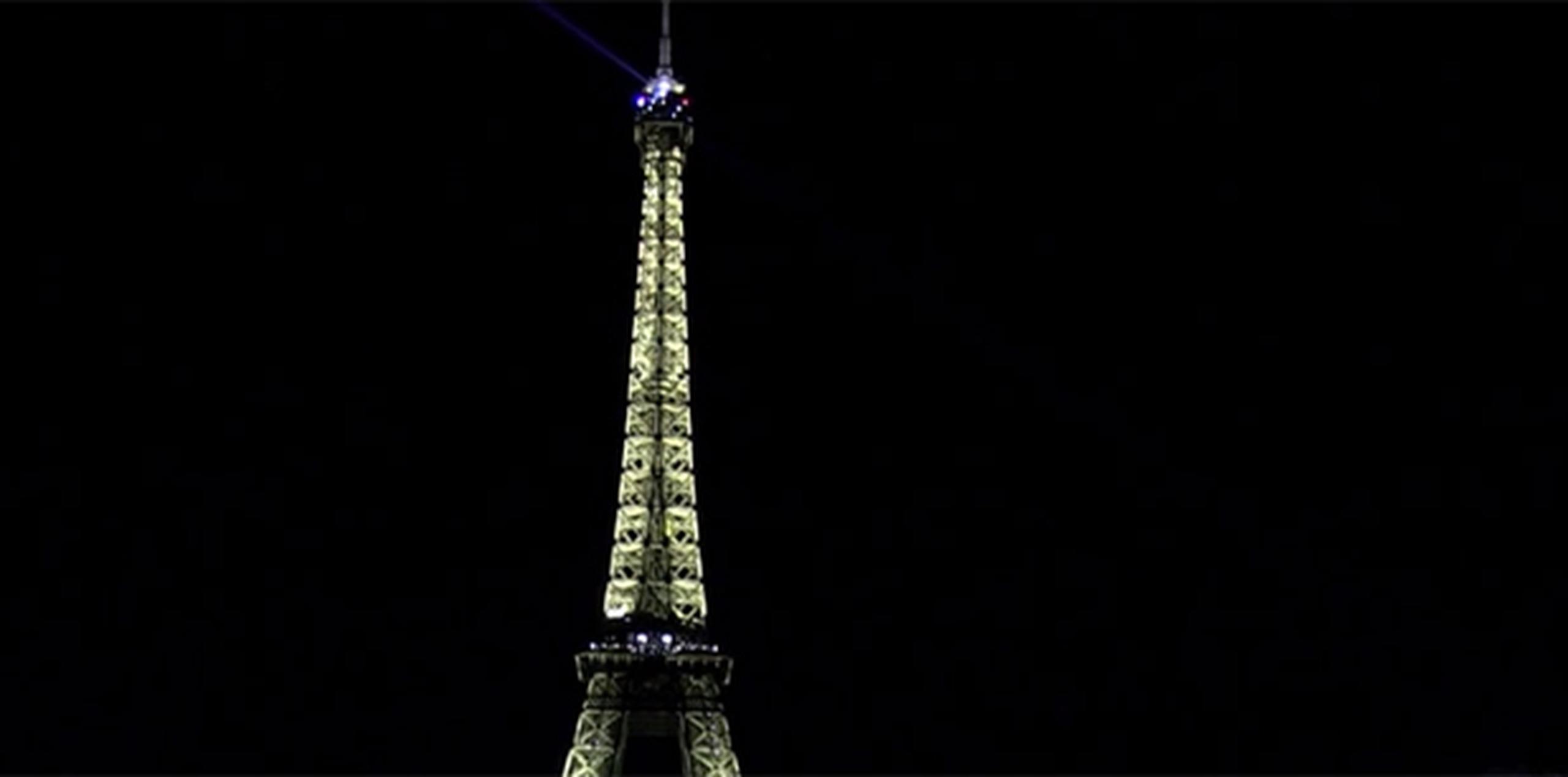 El presidente Francois Hollande ordenó que las banderas ondearan a media asta y la Torre Eiffel Tower apagara sus luces, dejando a los turistas en la oscuridad. (RT)
