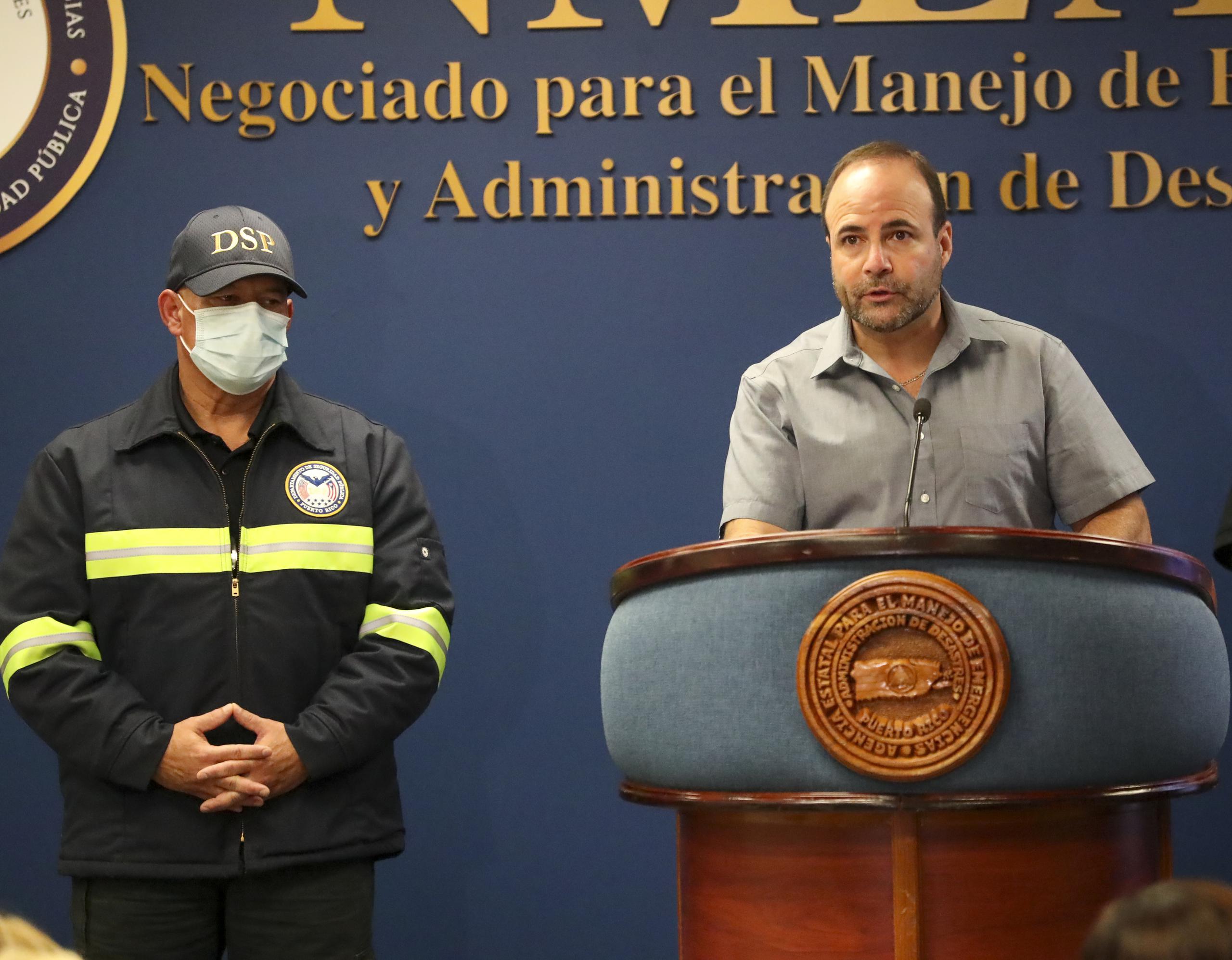 El secretario de Estado, Elmer Roman, junto a Pedro Janer, secretario de Seguridad Pública, durante la conferencia de prensa en Manejo de Emergencias.