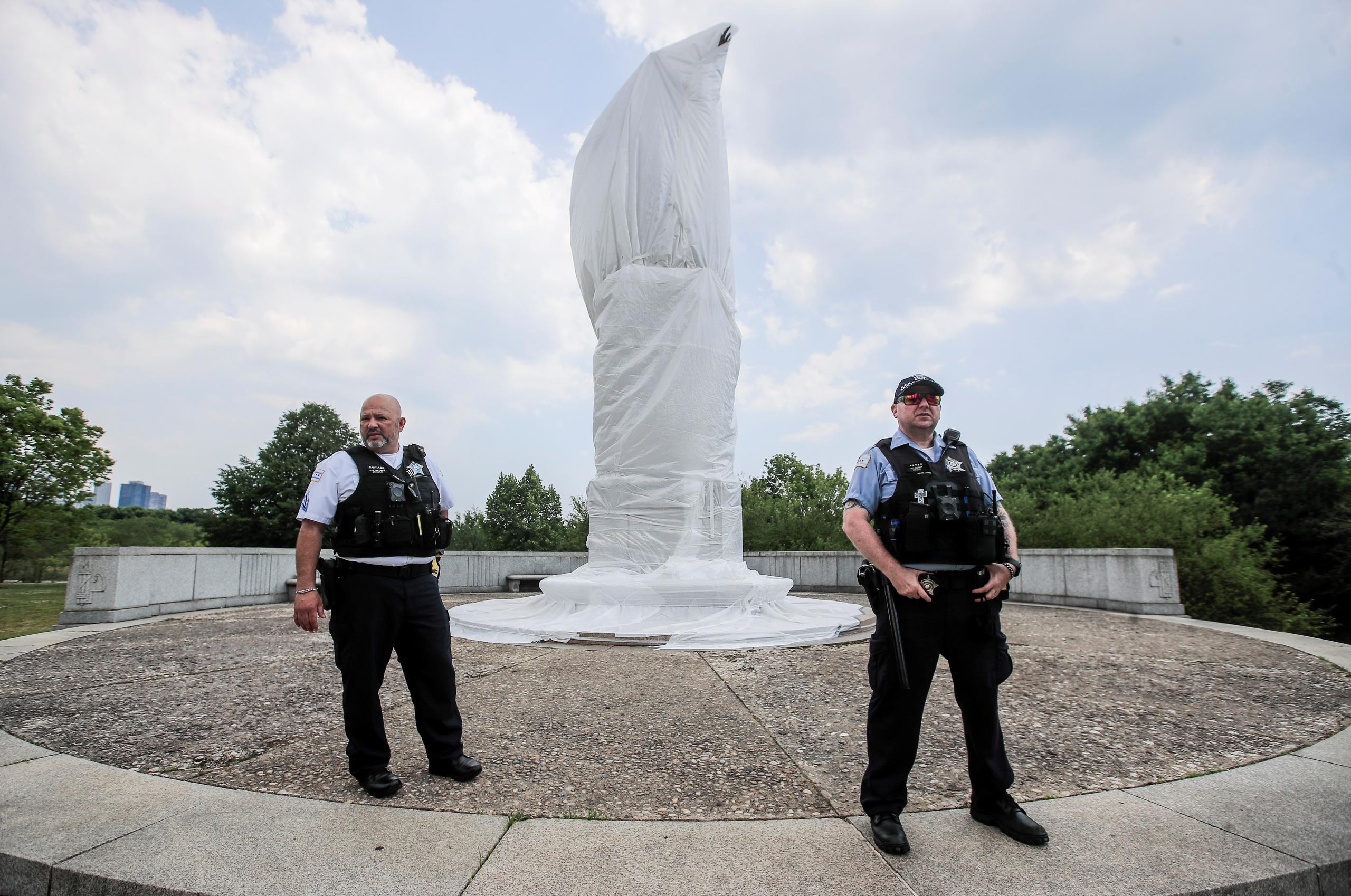 Policías vigilan la estatua de Cristóbal Colón en Chicago