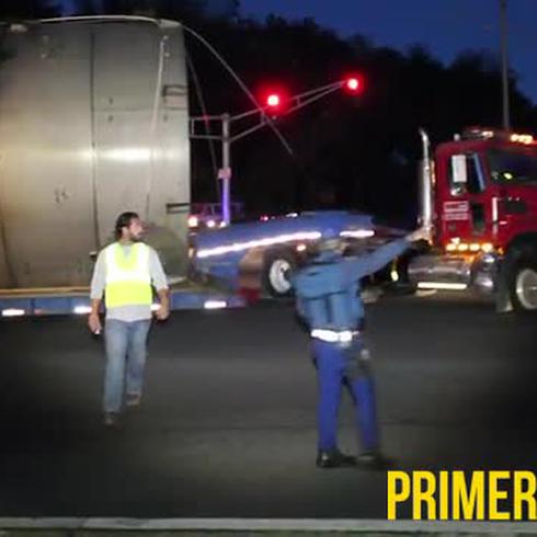 Desvían camión que cargaba un enorme tanque cilíndrico