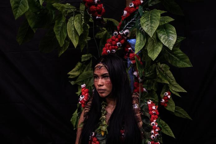 La modelo Ira Maragua, del pueblo Baré, desfila con trajes que aluden al fruto del Guaraná, hoy, durante la I Muestra Intercultural de Moda Indígena, en Manaos, en la Amazonía Brasileña. EFE/Raphael Alves
