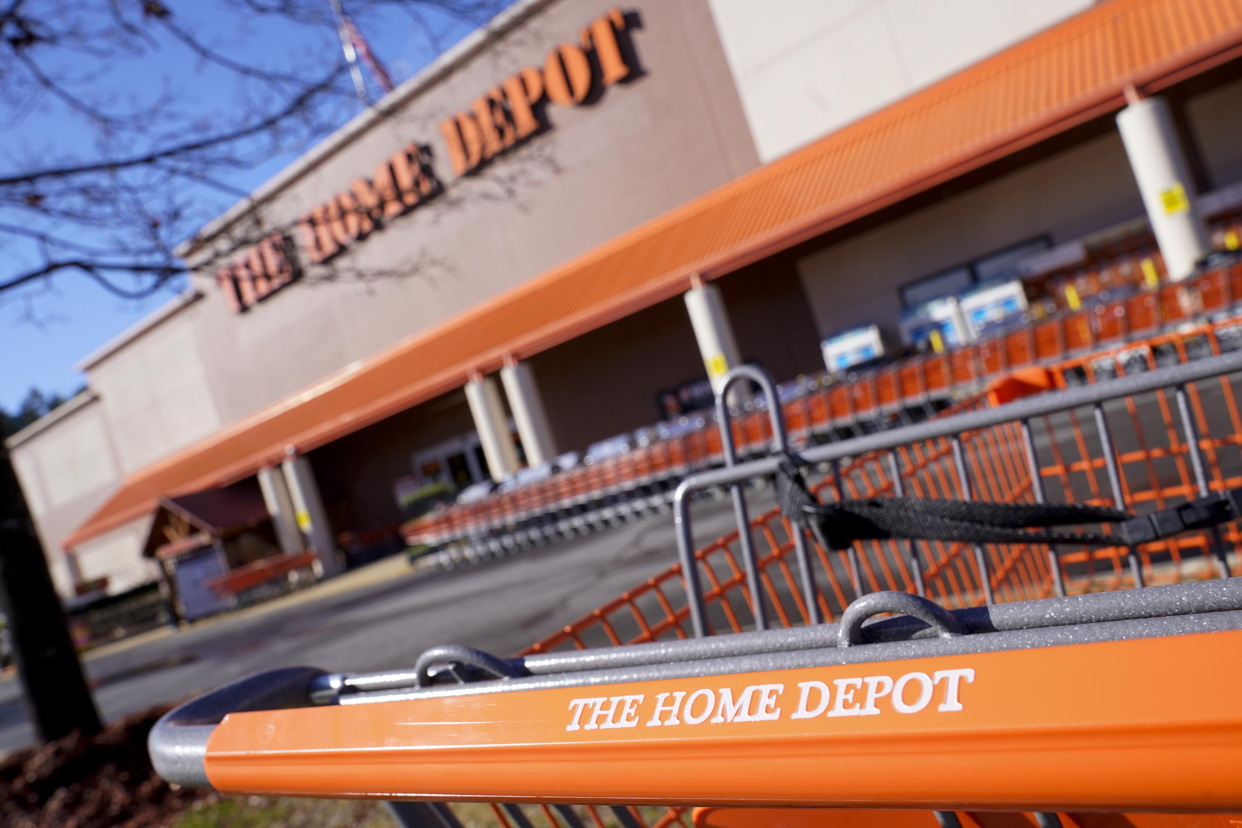 Las ventas en las tiendas de Home Depot en todo el mundo abiertas durante al menos un año subieron un 24.5%.