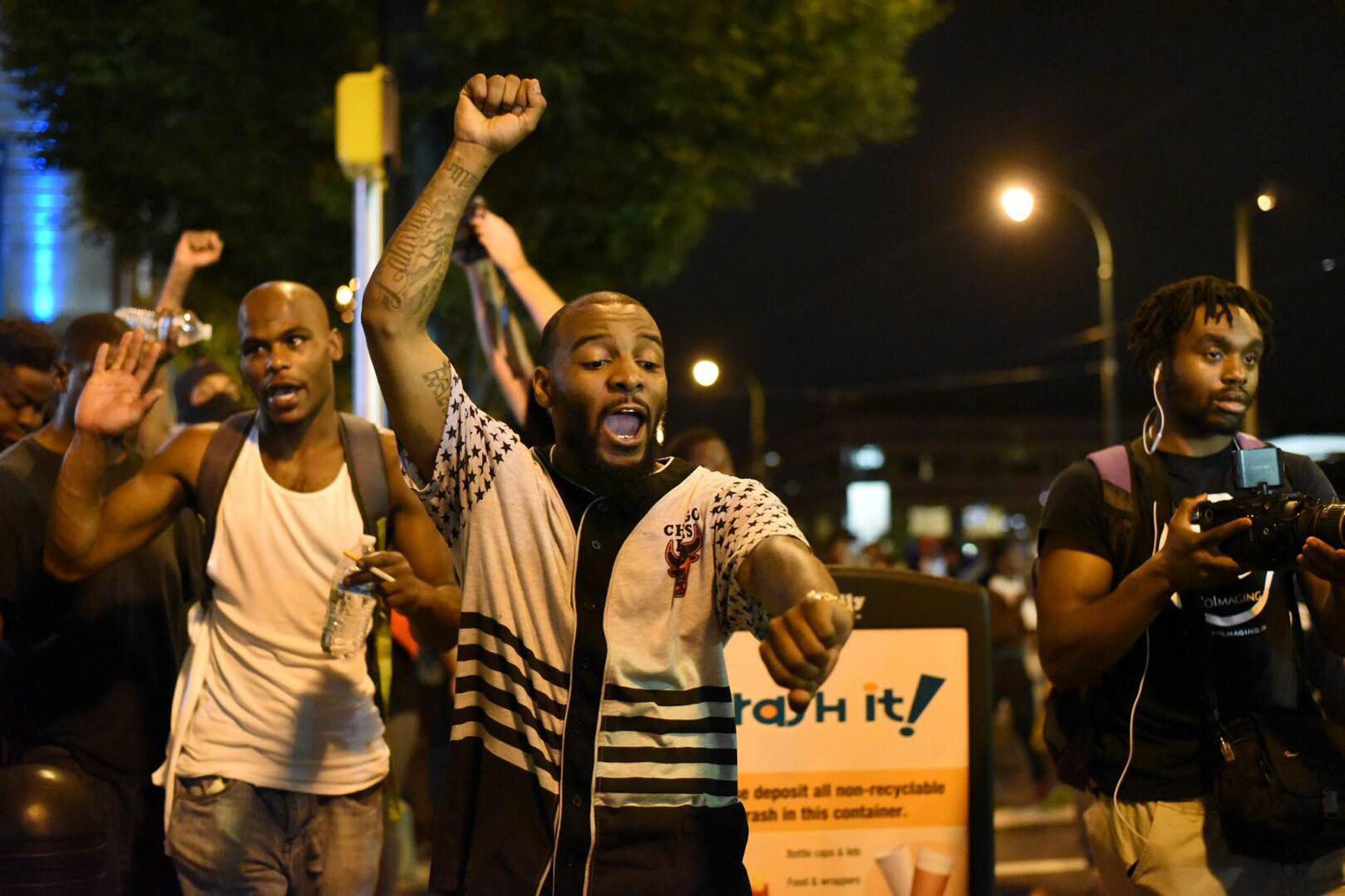 Decenas de personas se manifestaron la pasada noche en Brooklyn Center, un barrio de la ciudad de Mineápolis, tras conocerse la muerte de un conductor de raza negra a manos de un policía, informaron medios locales.