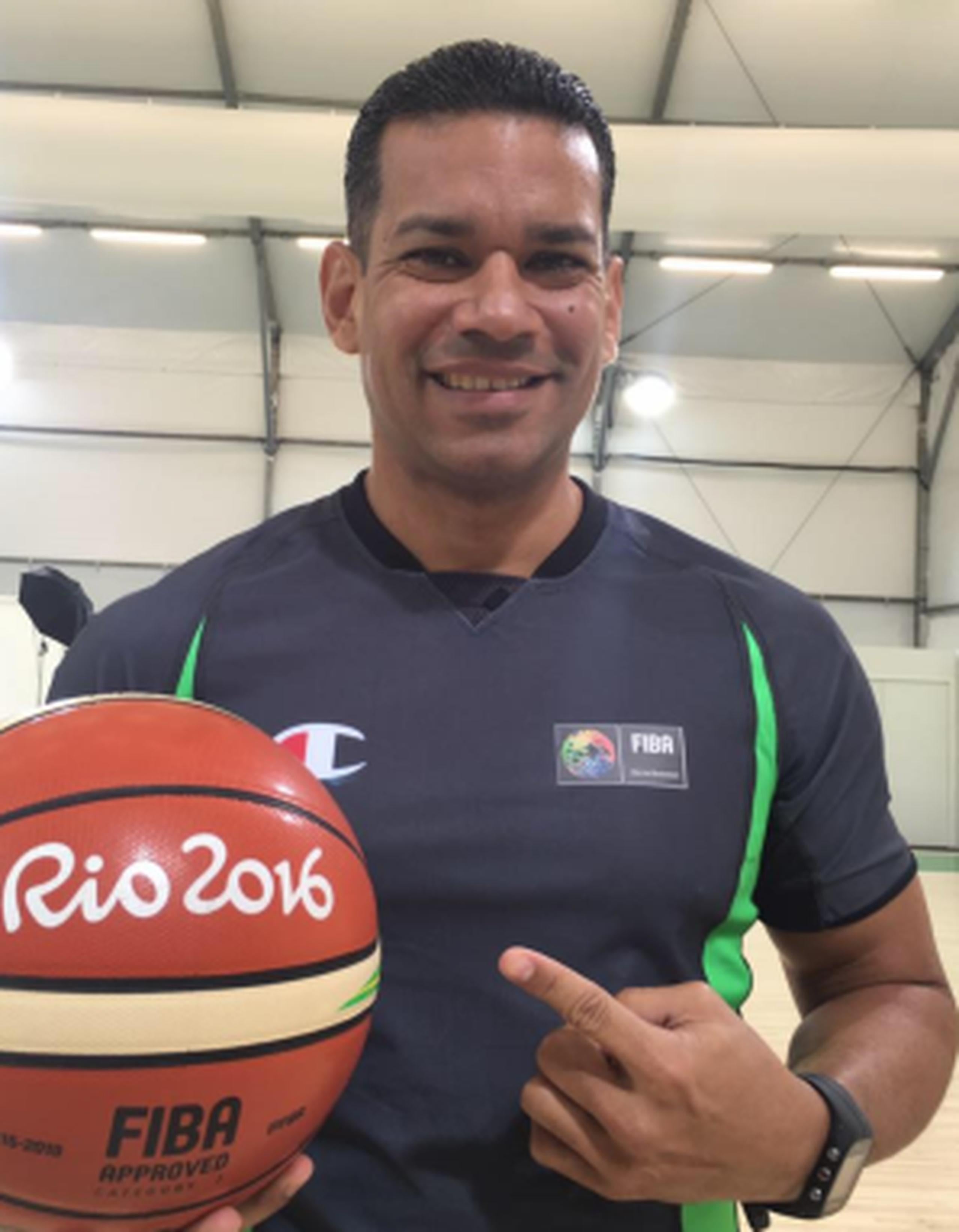 Robert Vázquez ha pitado a nivel internacional por los últimos 14 años con la FIBA y fue parte del grupo de árbitros para los Juegos Olímpicos de Brasil el año pasado.  (Facebook de Robert Vázquez)