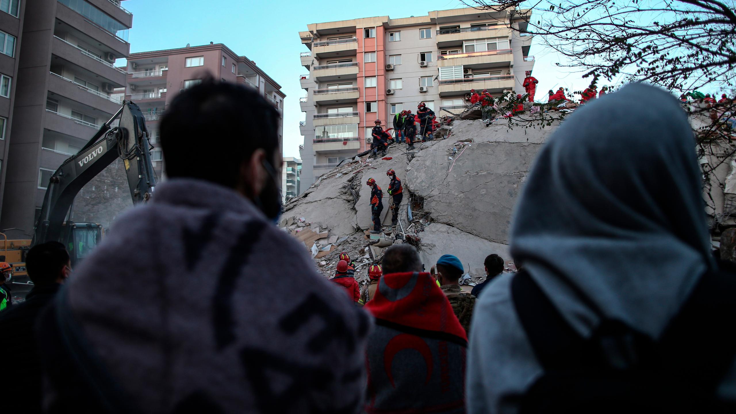 Los equipos de AFAD, el servicio de emergencias turco, habían conseguido salvar a 104 personas hasta la medianoche del sábado, pero desde entonces solo había podido recuperar cadáveres de los 6 edificios derrumbados en los que sigue la búsqueda de desaparecidos.