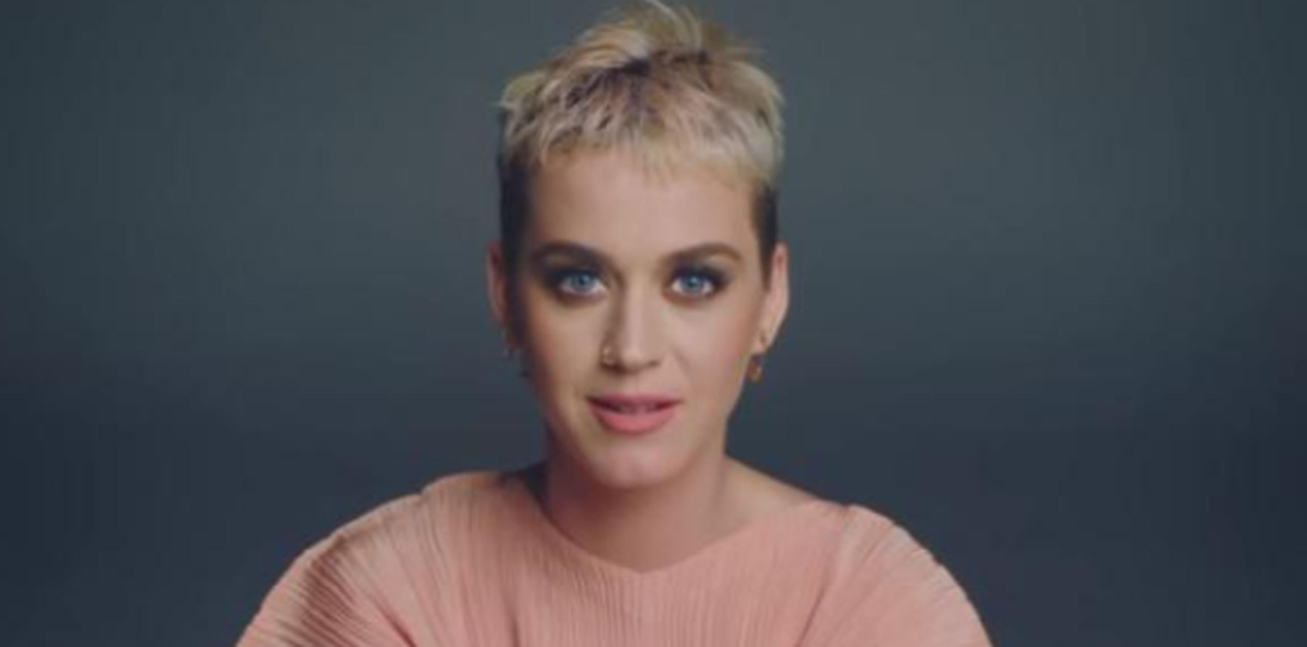 Como se observa en sus dos últimos vídeos, Katy Perry hace un esfuerzo por humanizar más su imagen y salir un poco del paradigma de diva que la aleja de sus fans. (Captura / YouTube)