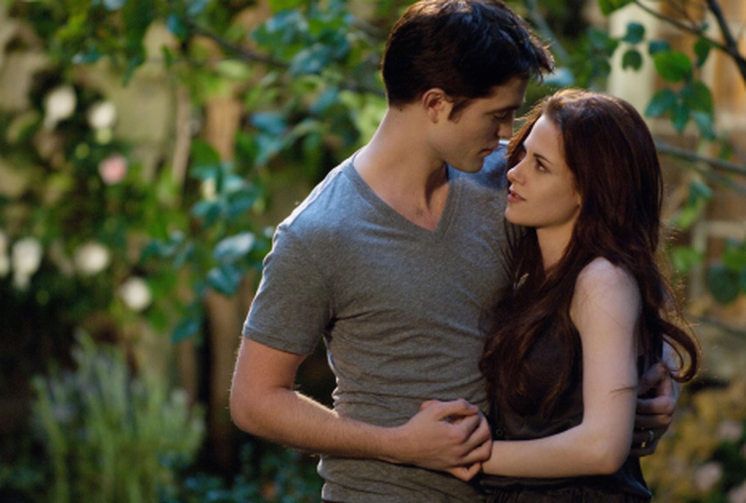 "Breaking Down Part 2", el desenlace del amor entre Bella y Edward y quinta entrega de la saga "Twilight", ha cumplido los pronósticos y se ha llevado el gato al agua en estos deshonrosos pero muy divertidos premios que se entregarán en Hollywood el día antes de los óscar, el 23 de febrero. (Archivo)