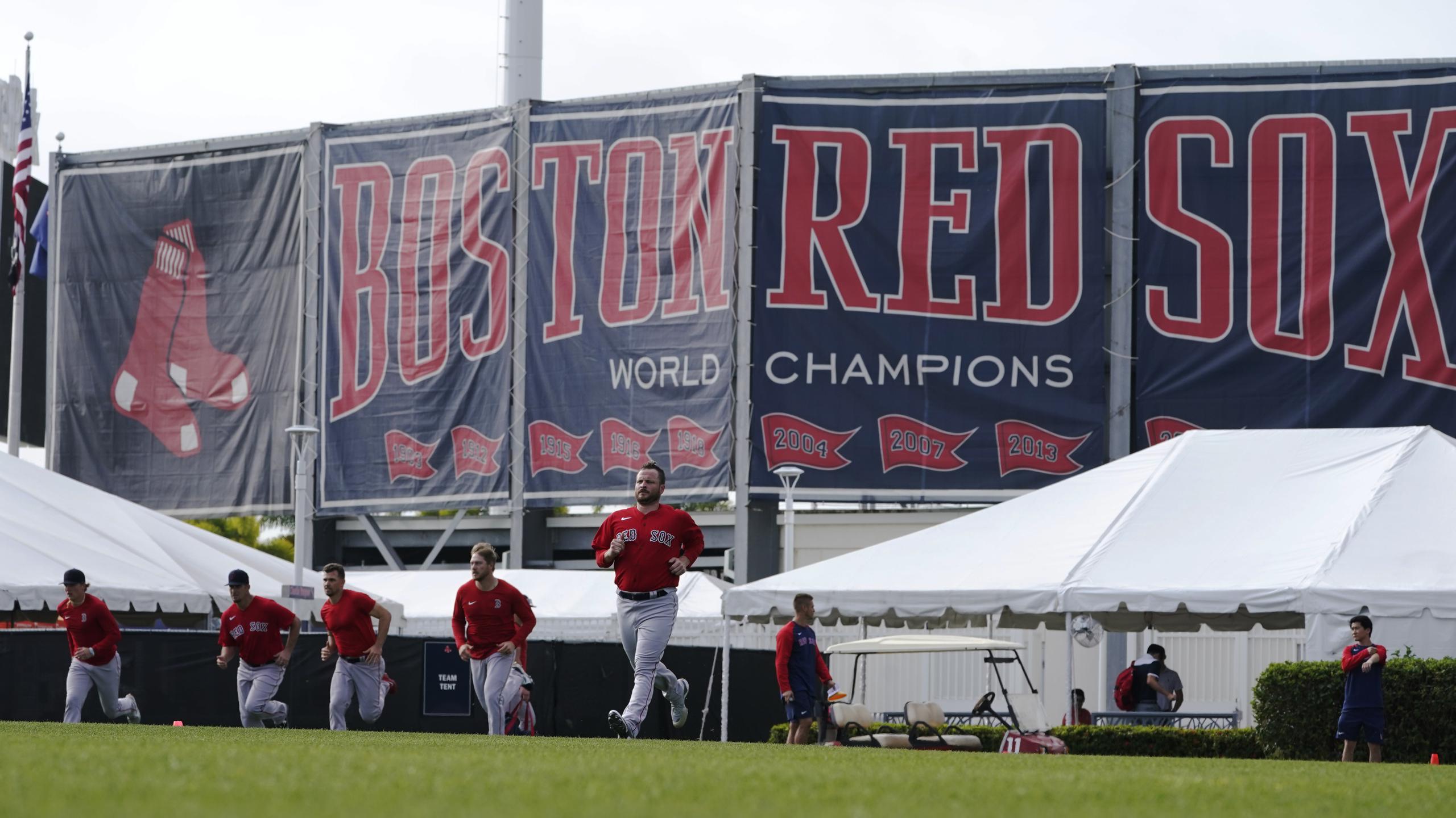 Los jugadores de los Medias Rojas de Boston calientan durante el entrenamiento de primavera en el Jet Blue Park el miércoles 16 de marzo del 2022 en Fort Myers, Florida. (AP Foto/Steve Helber)