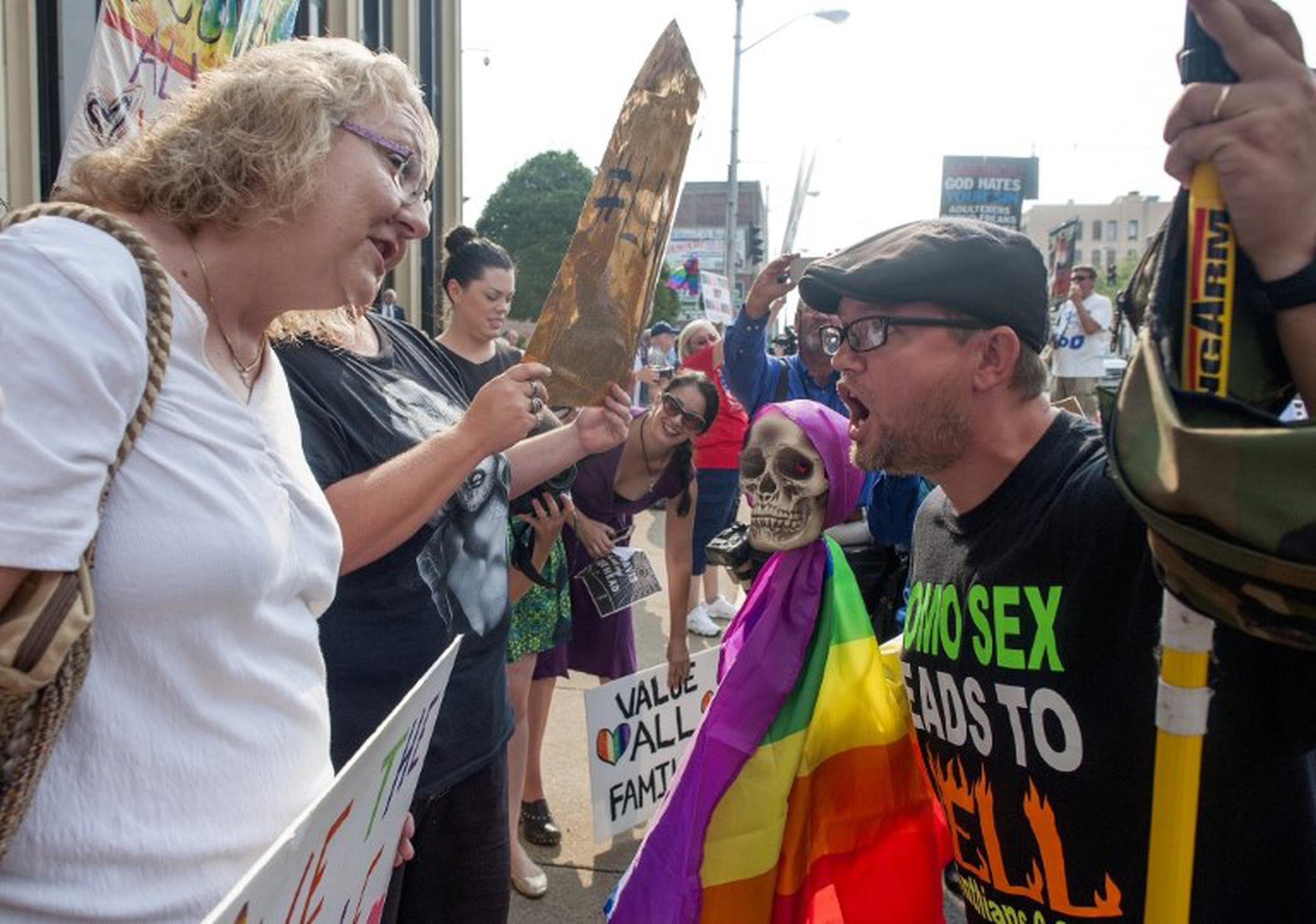 En las afueras del tribunal hay manifestaciones a favor y en contra del matrimonio gay. (AFP)