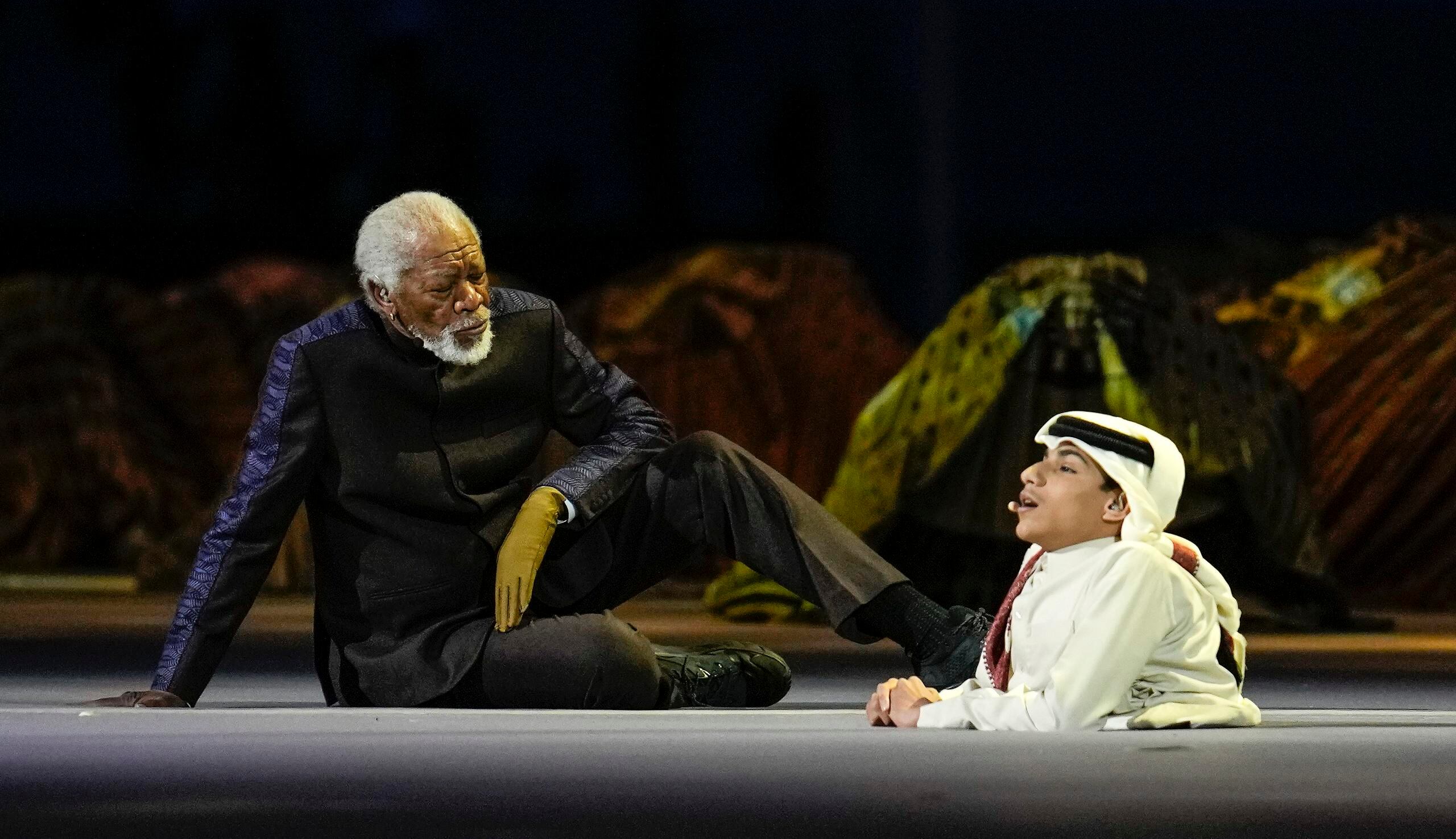 El actor Morgan Freeman (izquierda) sentado en el escenario junto a Ghanim Al Muftah, embajador de la Copa Mundial, durante la ceremonia inaugural del Mundial en el estadio Al Bayt en Jor, Qatar, el domingo 20 de noviembre de 2022. (AP Foto/Natacha Pisarenko)