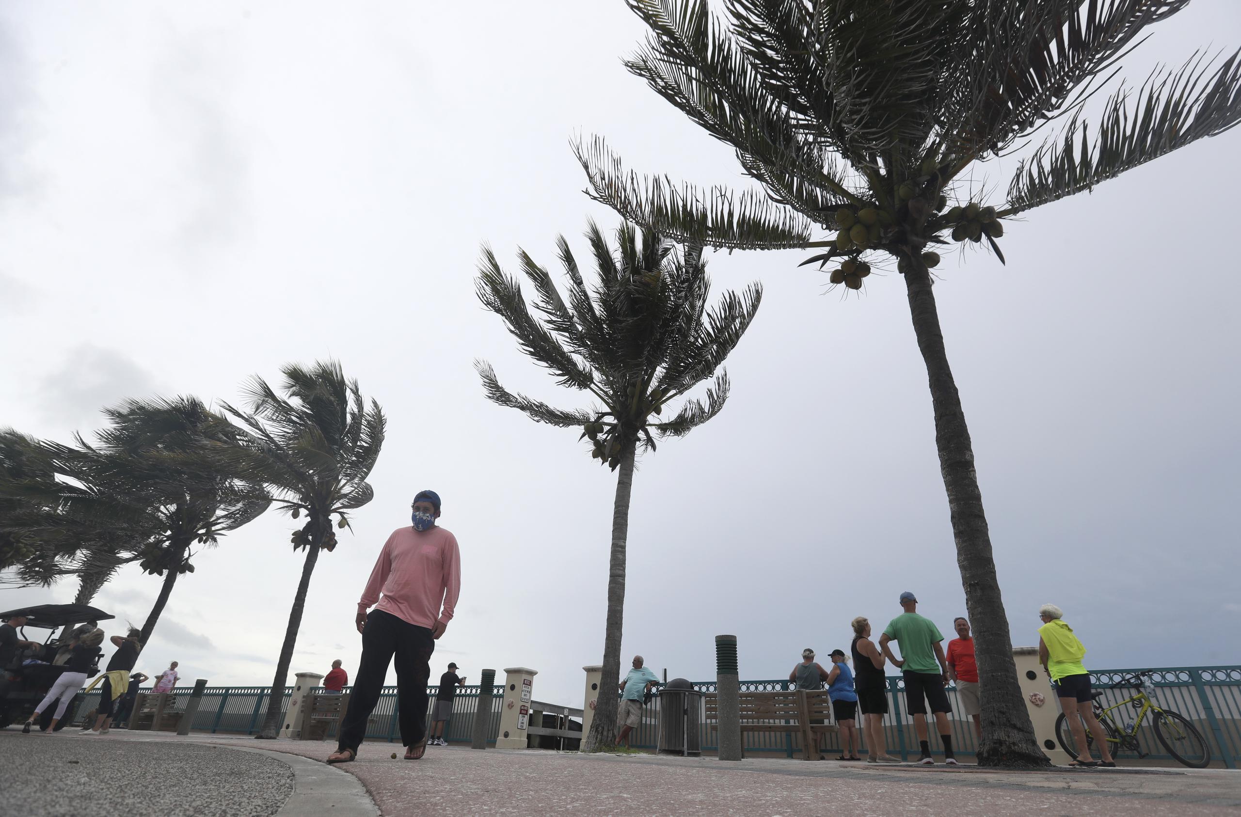 Curiosos observaban el fuerte viento y oleaje que dejó Isaías en las costas de la Florida.