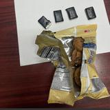 Arrestan a mujer con bolsa de galletas con presunta sustancia controlada en cárcel de Guayama 