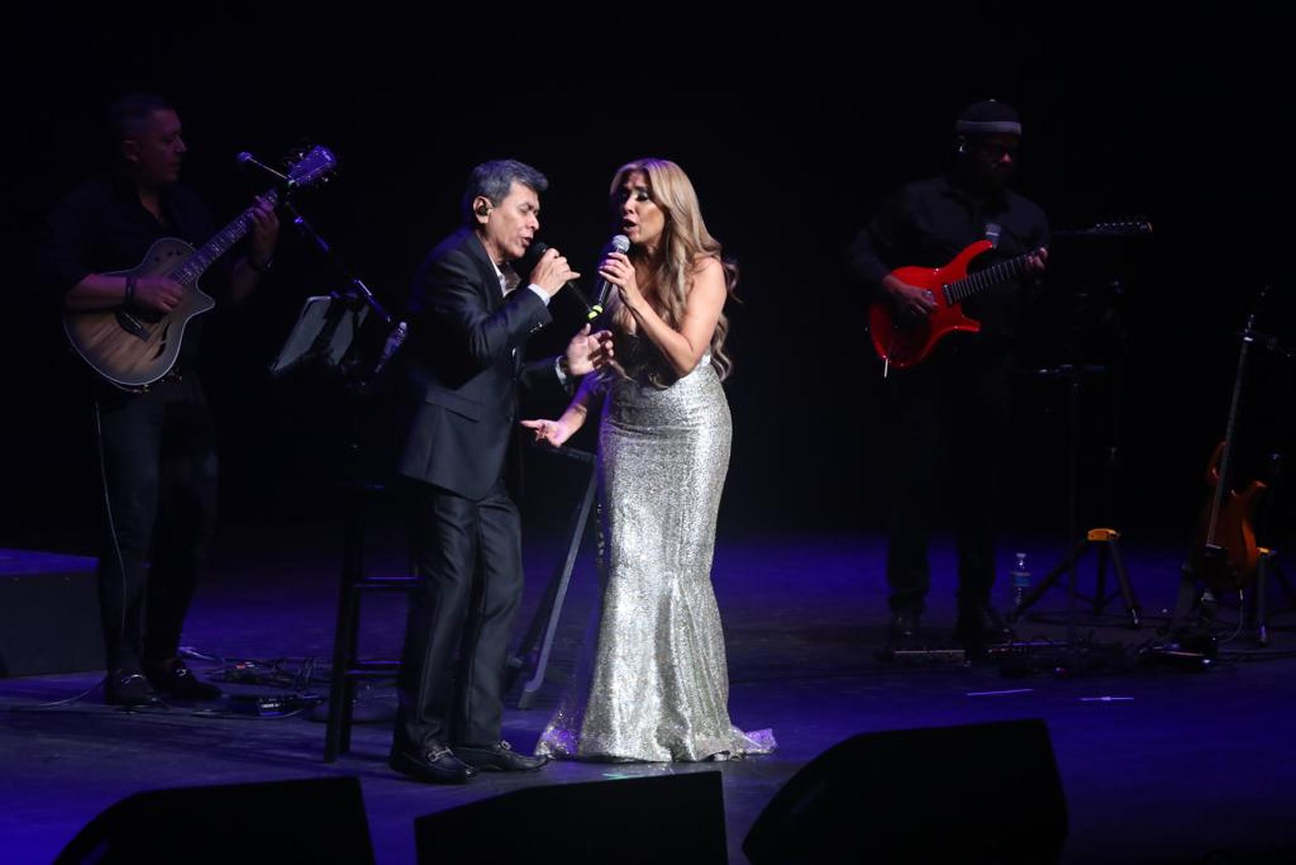 Alvaro Torres y Lourdes Robles complacieron cantando juntos los temas "Mi amor por ti" y "Buenos amigos".