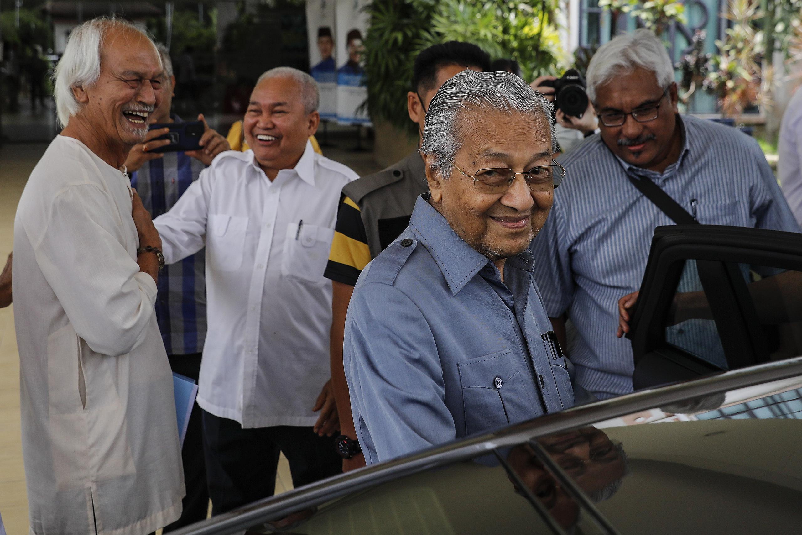 El ex primer ministro de Malasia Mahathir Mohamad (2D). EFE/EPA/FAZRY ISMAIL
