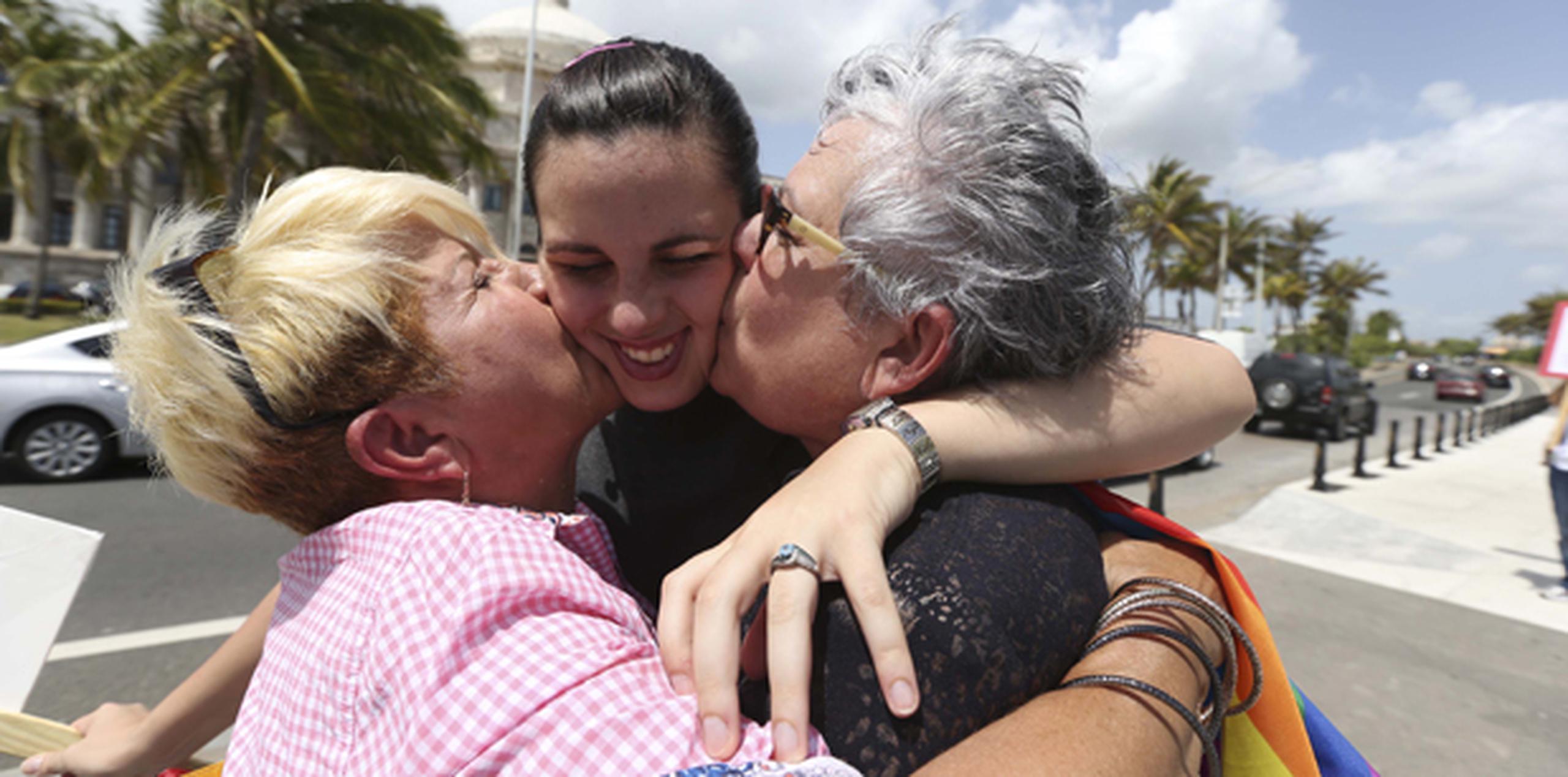 Ada Conde celebra con su pareja Ada Álvarez y su hija Ivonne la decisión del Supremo a las afueras del Capitolio. (wandaliz.vega@gfrmedia.com)