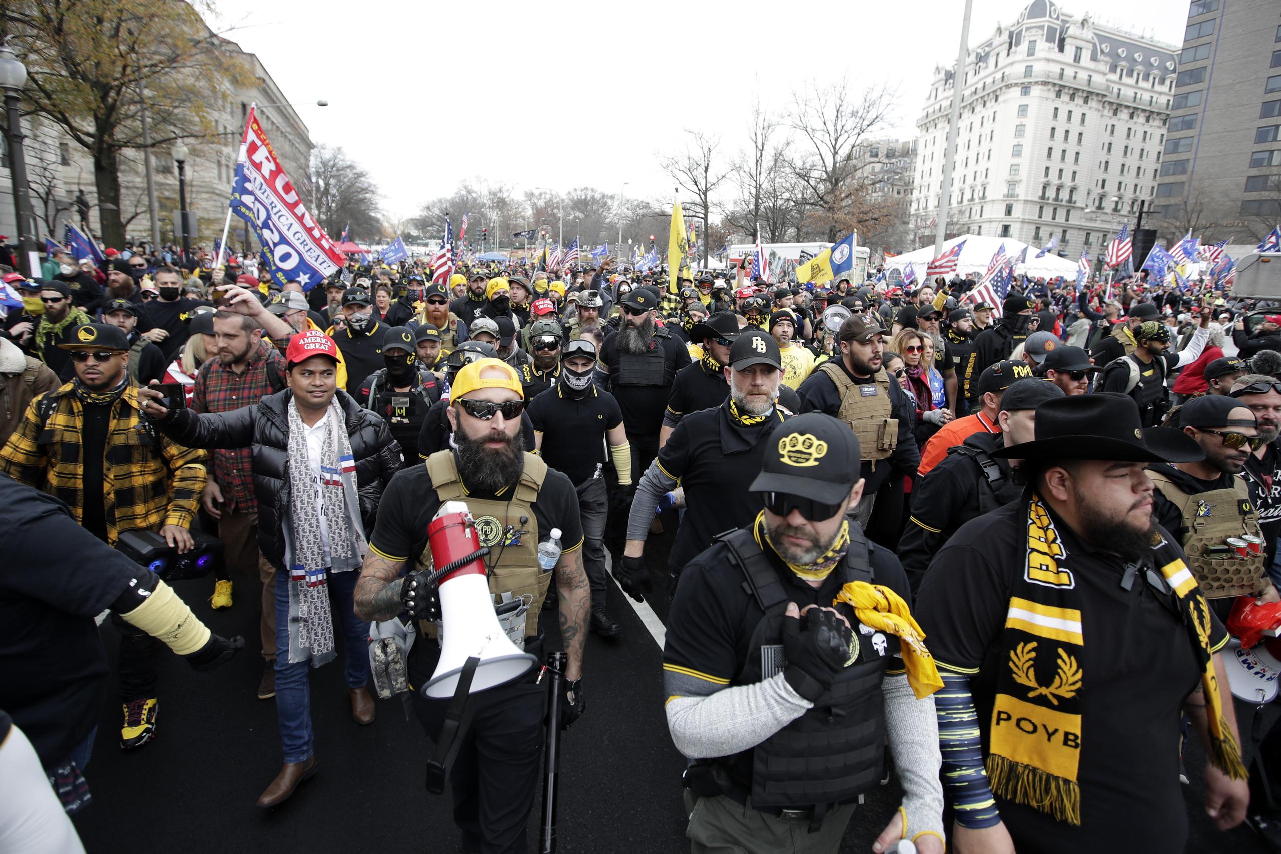 Partidarios del presidente de Estados Unidos, Donald Trump, vestidos con ropa asociada al grupo Proud Boys, durante una marcha en la Freedom Plaza, de Washington, el sábado 12 de diciembre de 2020.