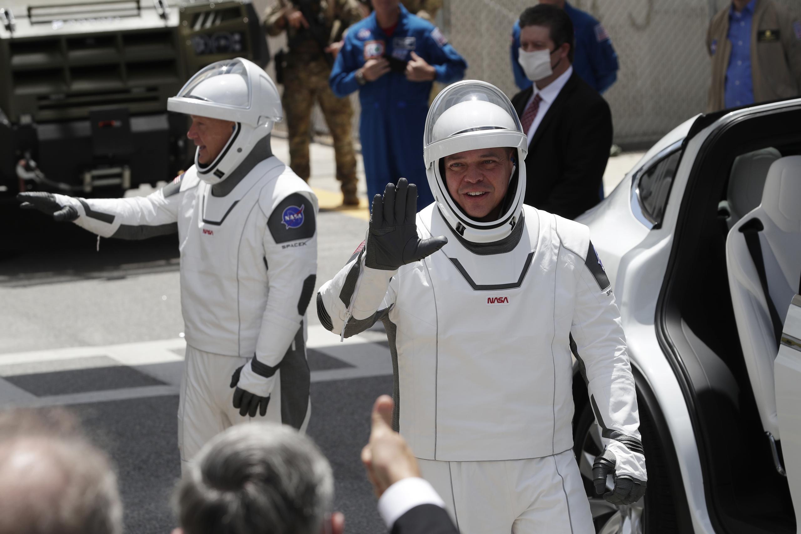 Los astronautas Douglas Hurley y Robert Behnken saludan a su llegada.
