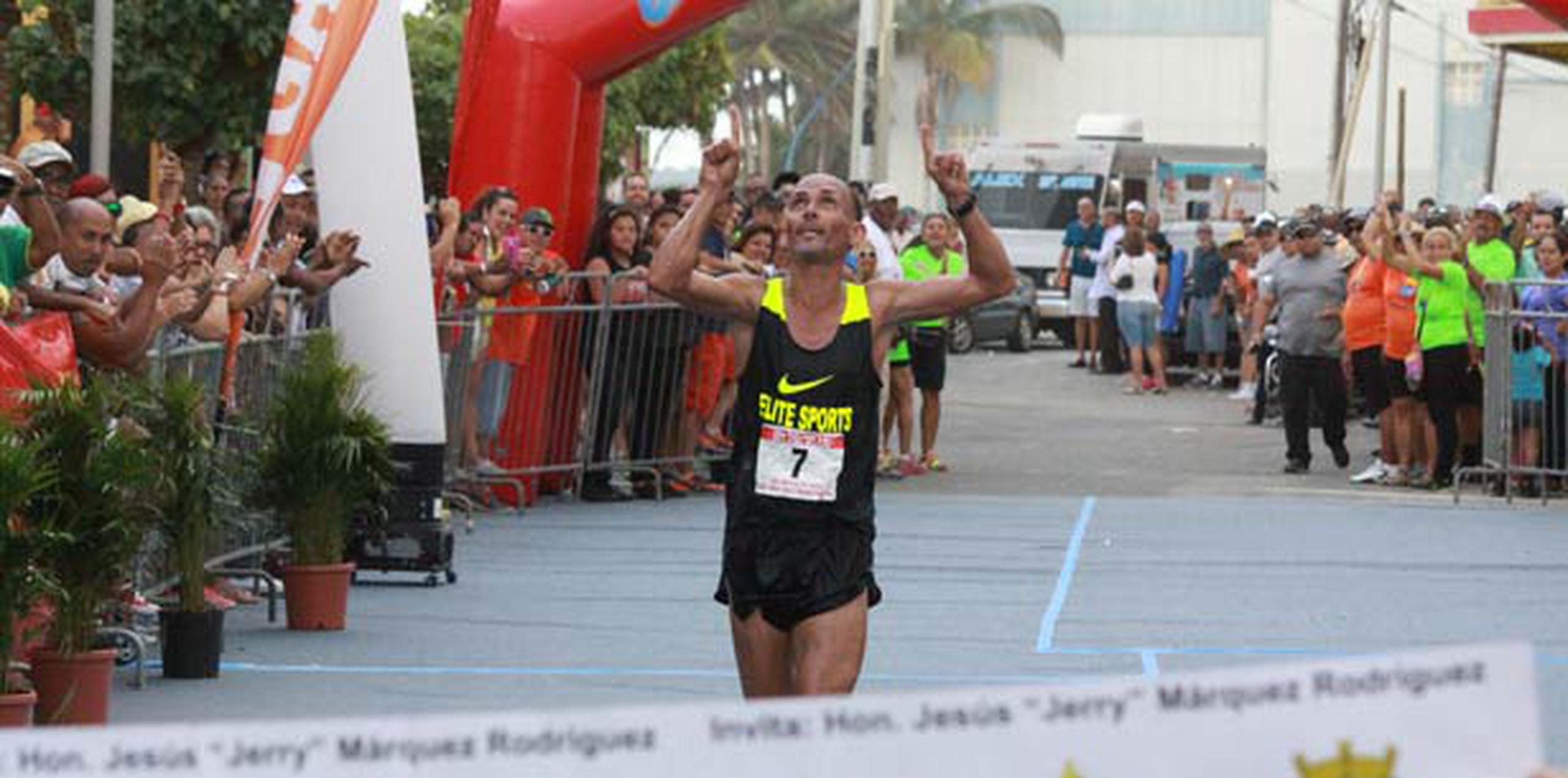 Luis Collazo se acerca a la meta para imponerse en la carrera que fue a una distancia de 8.4 millas. (Suministrada / Runners Photograph / Héctor Santiago)