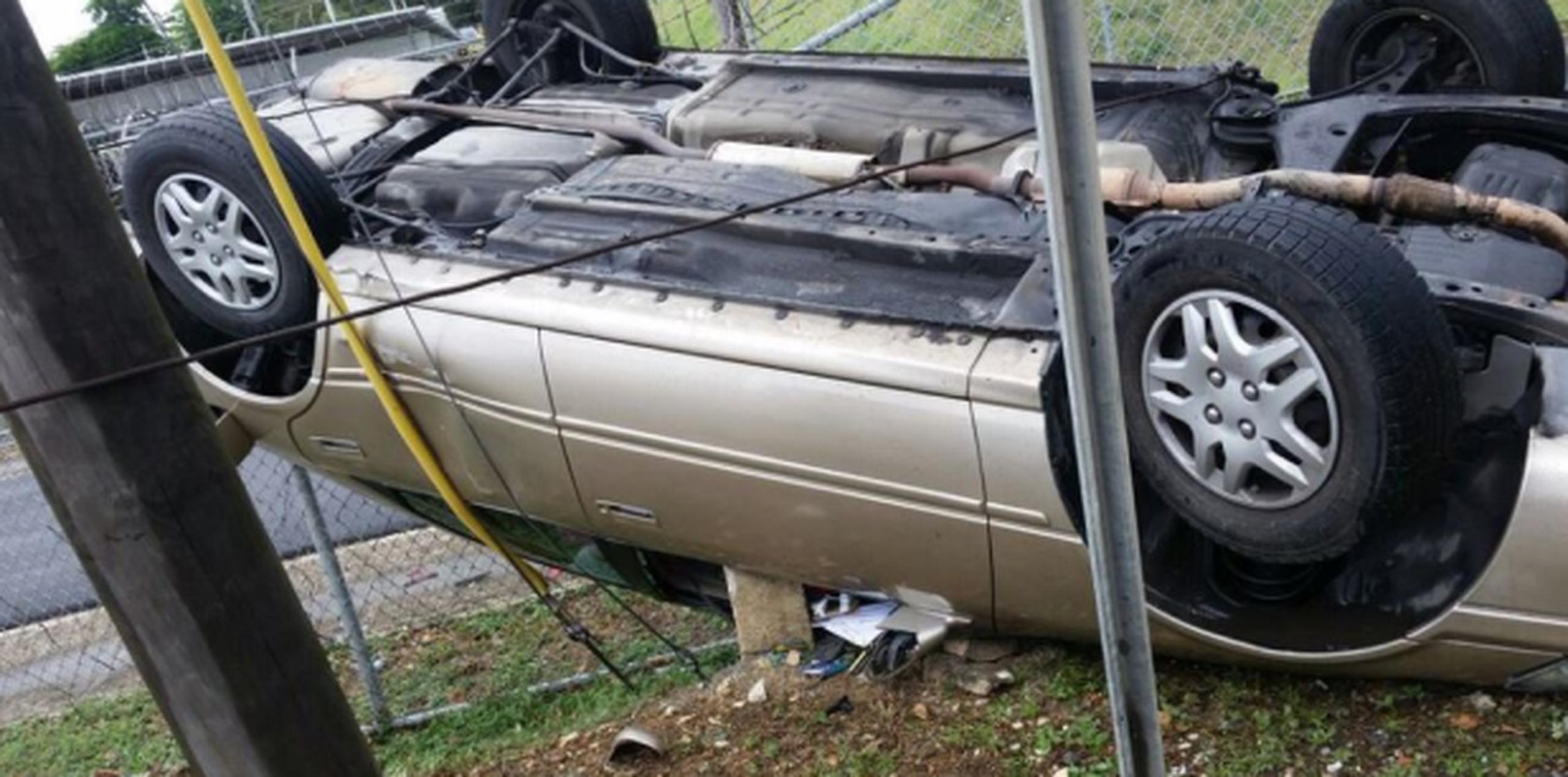 La mujer y sus hijos, incluyendo un bebé, sufrieron heridas cuando el Toyota Camry en el que viajaban se volcó en la carretera PR-28, jurisdicción de Bayamón. (Twitter / Policía de Puerto Rico)