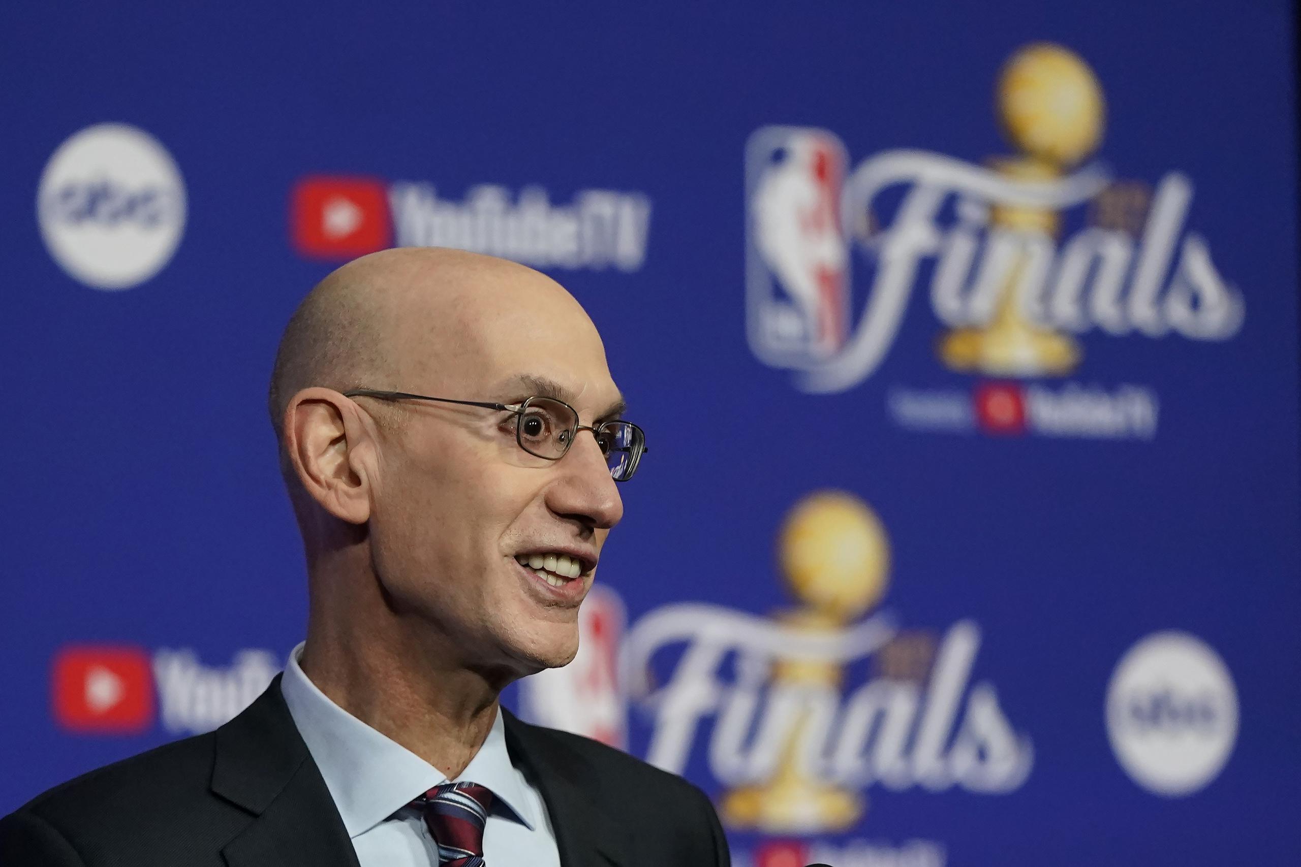 El comisionado de la NBA, Adam Silver, habla en una conferencia de prensa previa al primer juego de las Finales, el jueves 2 de junio de 2022, en San Francisco.