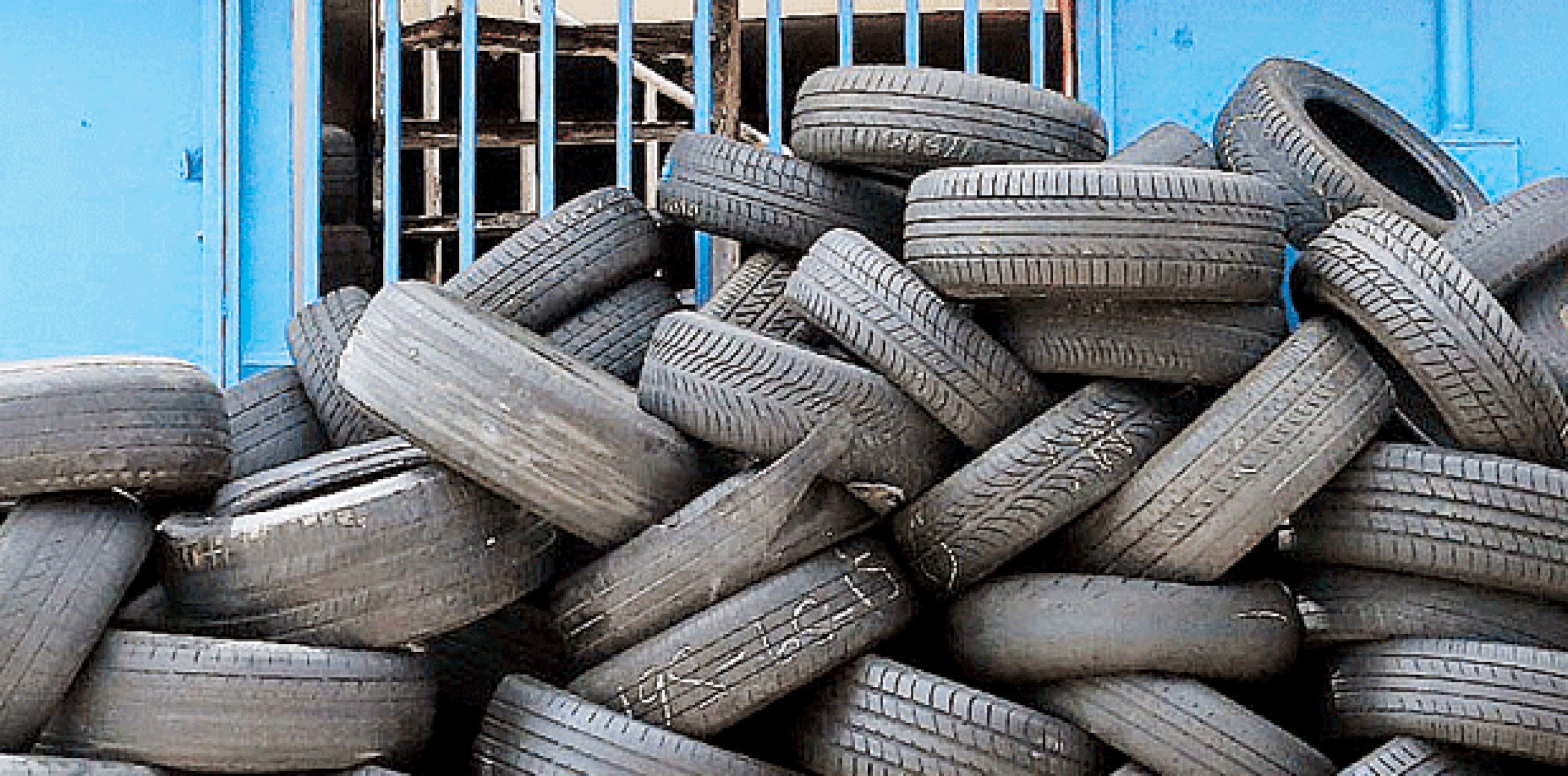 Según Hernández y Alvarado, el gobierno central ha incumplido con el pago a los camioneros para que transporten los neumáticos a los centros de acopio. (Archivo)