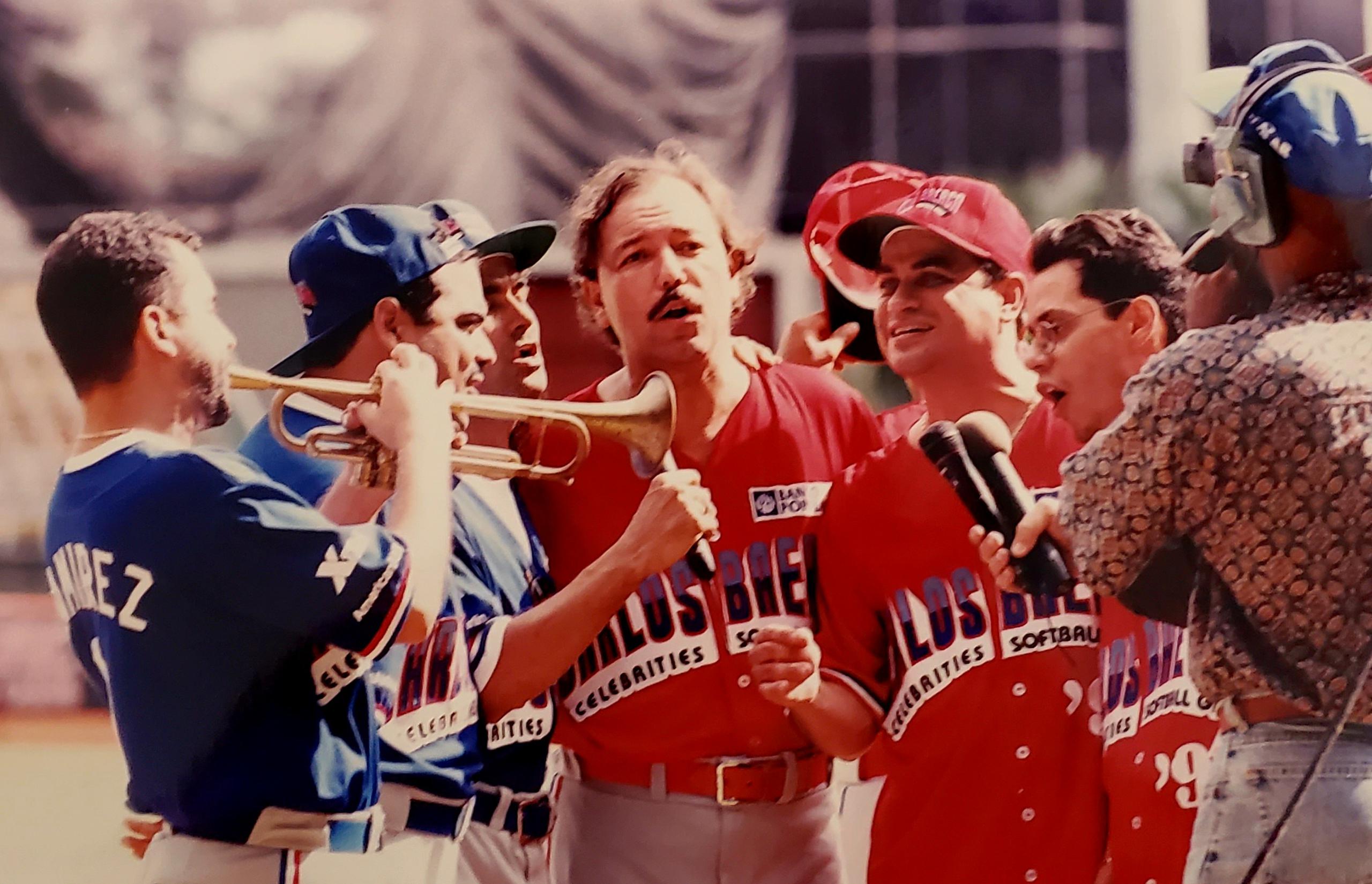 Humberto Ramírez, Wilkins Gilberto, Santa Rosa, Rubén Blades, Tony Vega y Marc Anthony se unieron para entonar el himno nacional de Puerto Rico previo al Carlos Baerga Celebrities Softball Game del 1995.