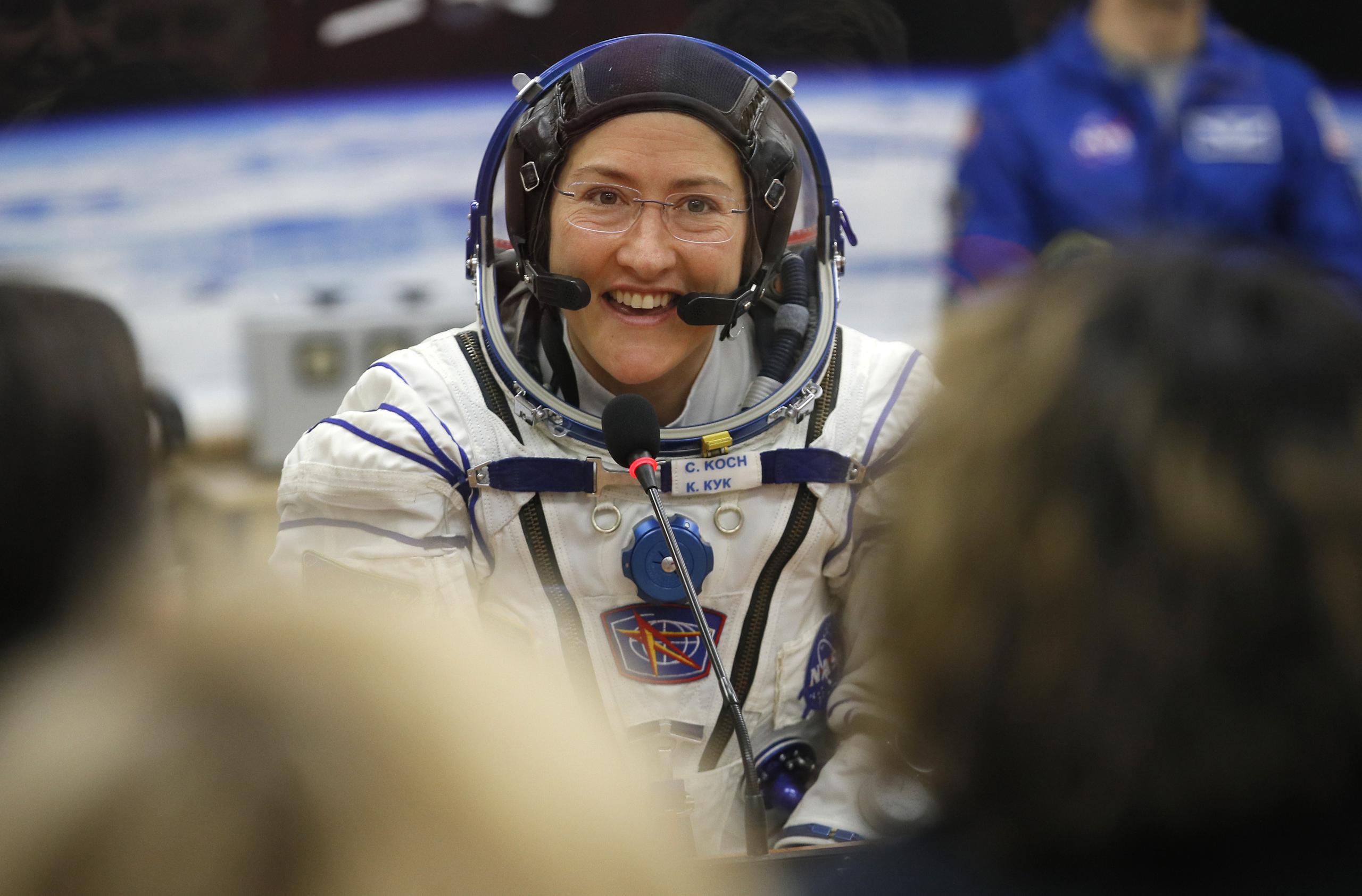La astronauta Christina Koch, miembro de la tripulación de la Estación Espacial Internacional,  se expresó "muy emocionada y muy feliz" y una de las primera cosas que hizo fue hablar por teléfono, posiblemente con sus familiares. .
