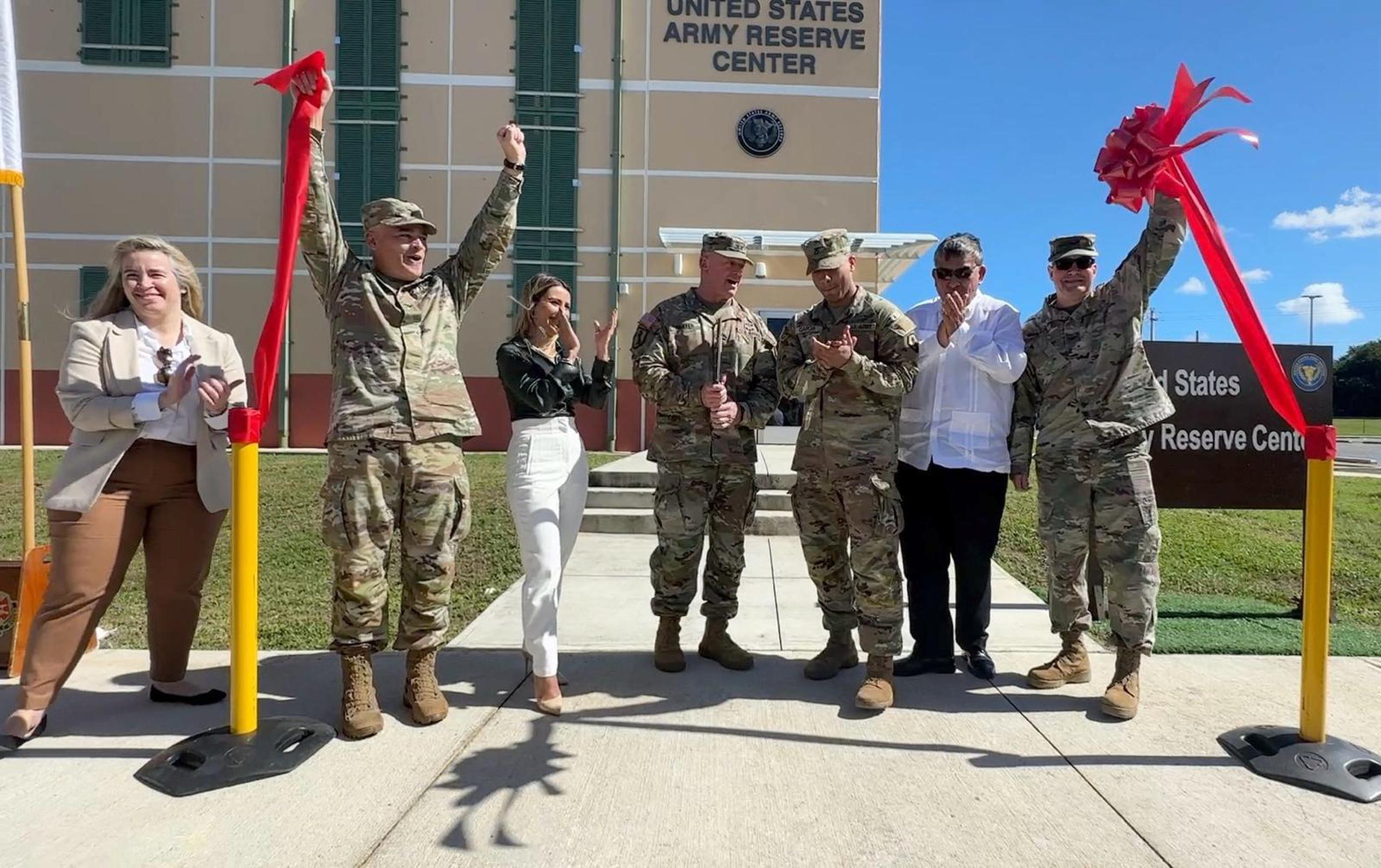 Militares y miembros de la comunidad celebran la apertura del centro de entrenamiento, el cual se construyó a un costo de $20 millones.