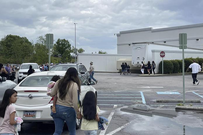 Trabajadores se agruparon en el estacionamiento del centro comercial casi para poner en práctica el protocolo de seguridad, aunque algunos admitieron que no escucharon ni leyeron sobre un posible ataque con armas de fuego.