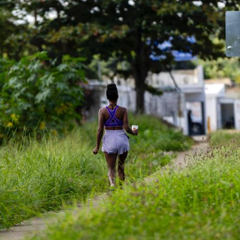 Historia de seguimiento relacionada al asesinato de una mujer ocurrido en la urbanización Reparto Martell en Arecibo y a la situación de deambulantes, adictos y prostitución en la zona. 