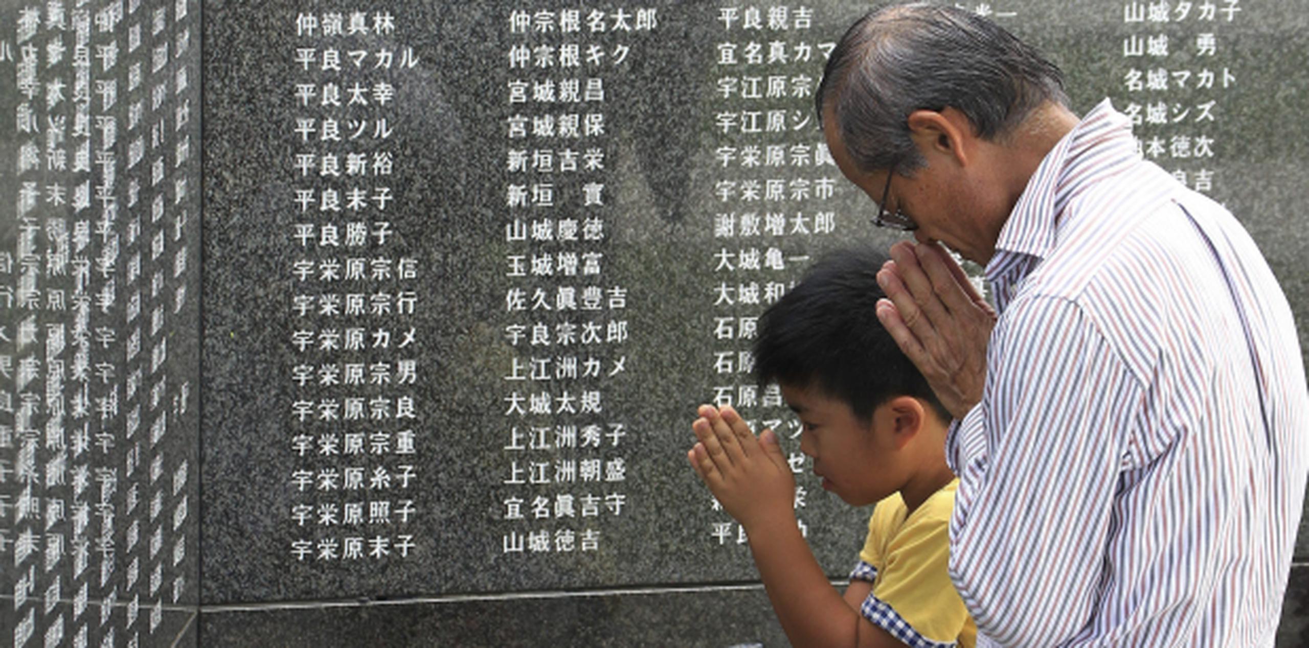Un hombre y un niño rezan en el Parque Memorial de la Paz de la ciudad de Itoman, isla de Okinawa. (EFE)