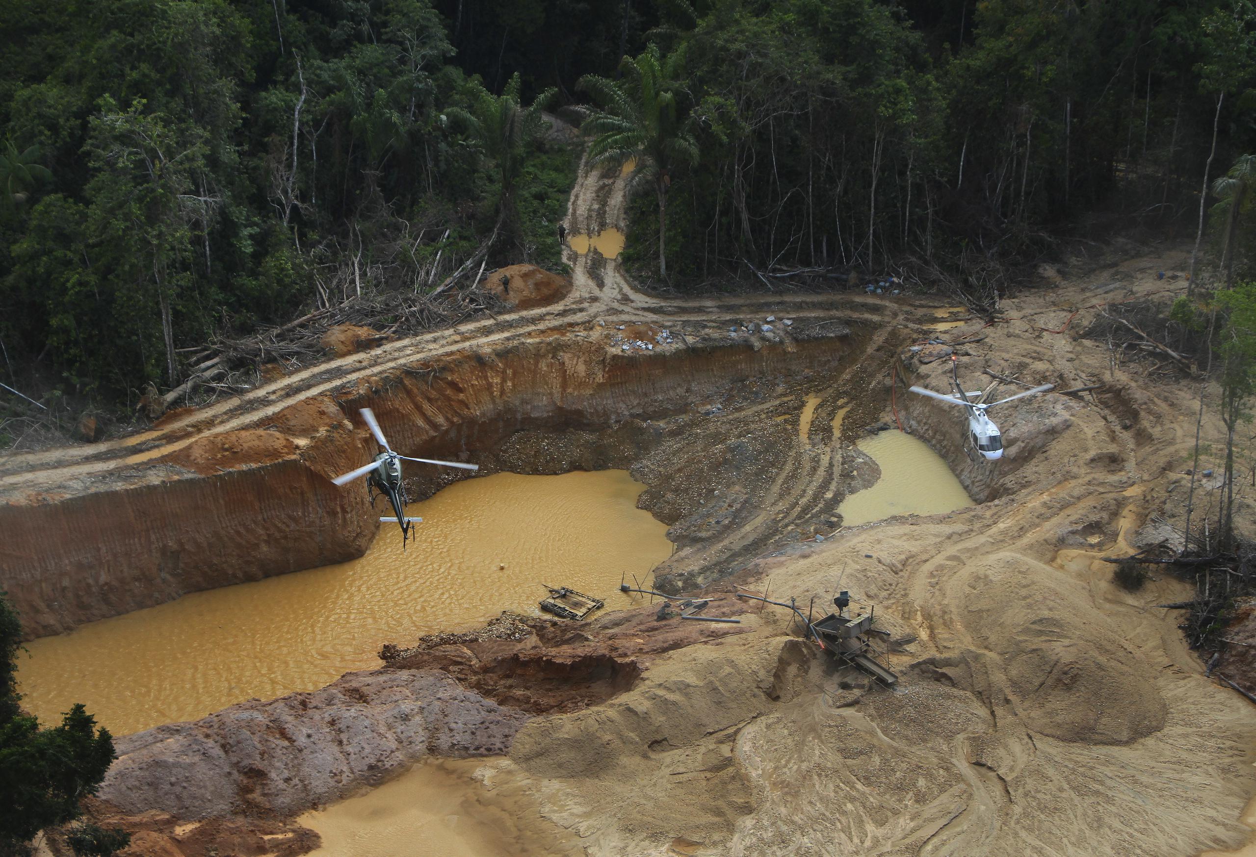 El venenoso mercurio se usa comúnmente en la minería ilegal -muy generalizada en Brasil- para procesar el oro.