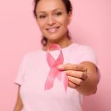 ¿Cómo se identifica el estadio del cáncer de mama?