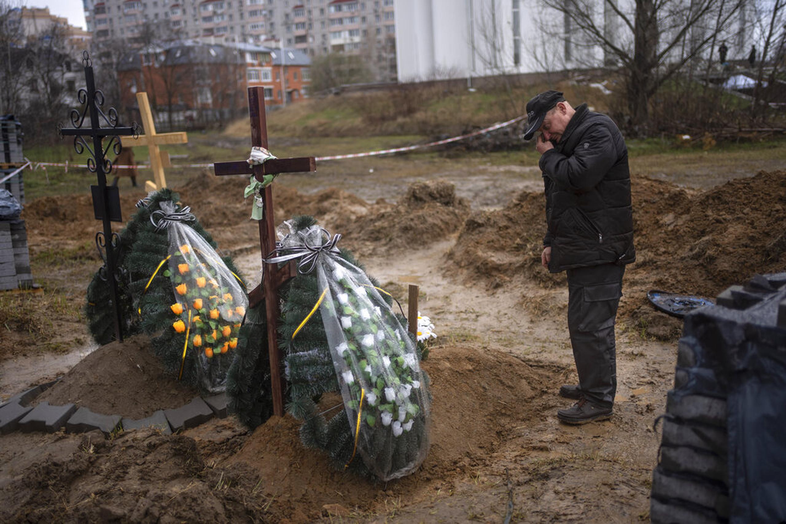 Oleg, de 56 años, llora a su madre Inna, de 86, fallecida en la guerra contra Rusia en Bucha, a las afueras de Kiev, el 10 de abril de 2022.