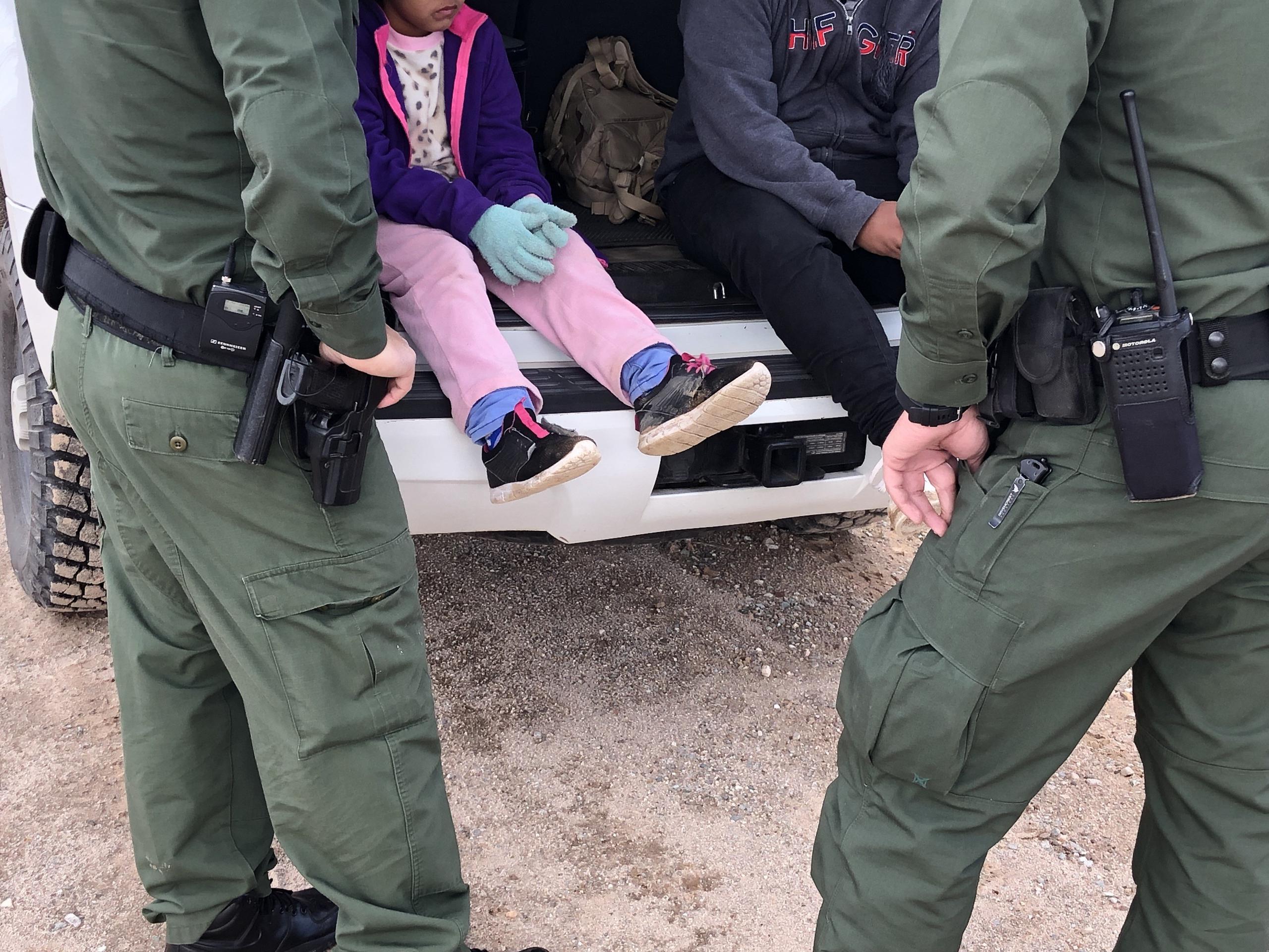 Patrulla Fronteriza mientras atienden a unos niños en un punto del área conocido como Quitobaquito, en la frontera de Arizona con México.