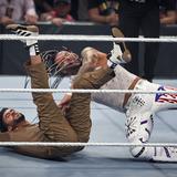 Algarabía total en lucha callejera WWE Backlash entre Bad Bunny y Damian Priest