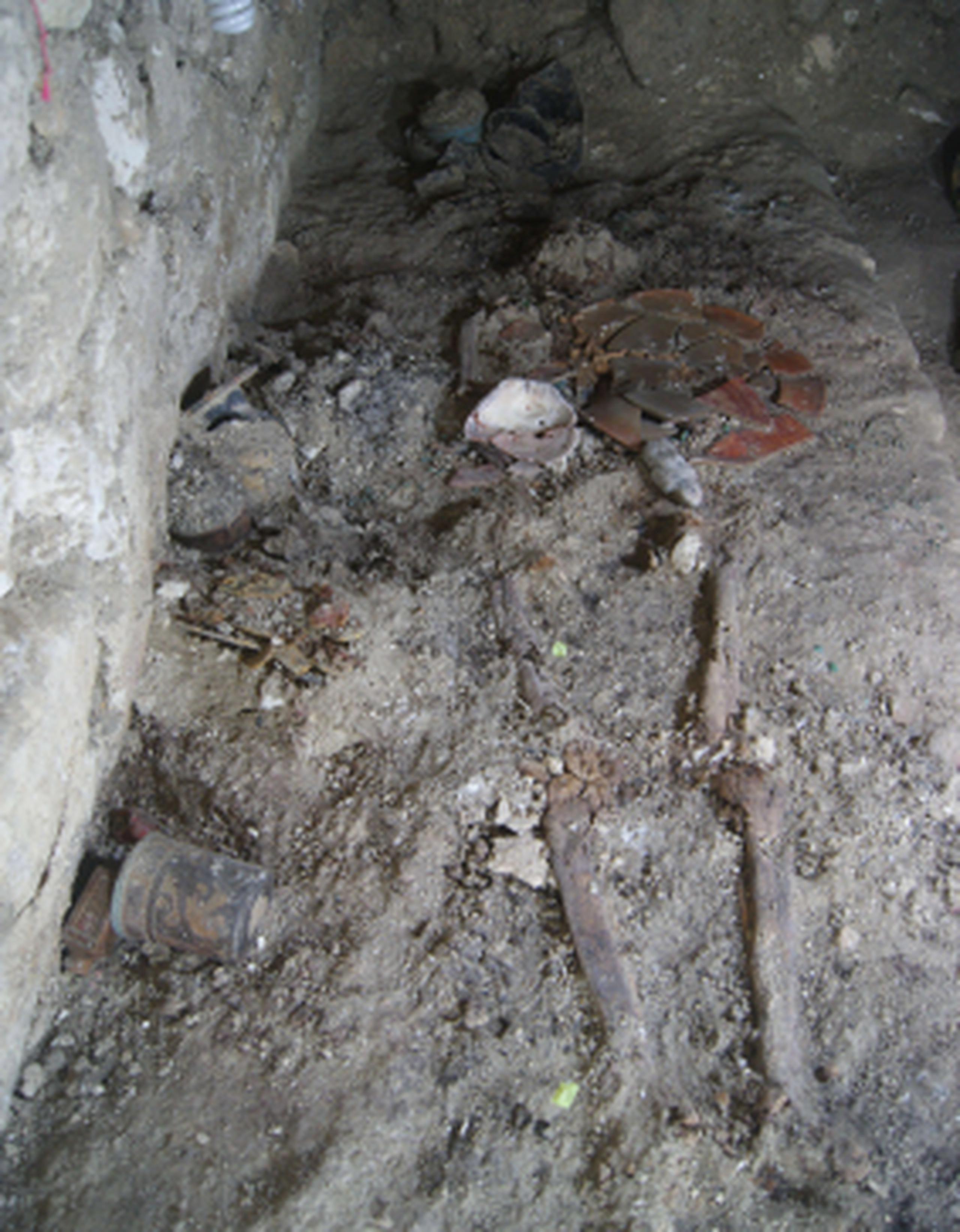 Los restos de la reina fueron trasladados ya a un laboratorio de la capital guatemalteca para su investigación.
La antigua reina maya aparece retratada en la estela 34 que está en exhibición en un museo de Cleveland (EE.UU.) junto con su esposo y se asocia al año 692 antes de Cristo. (AFP)