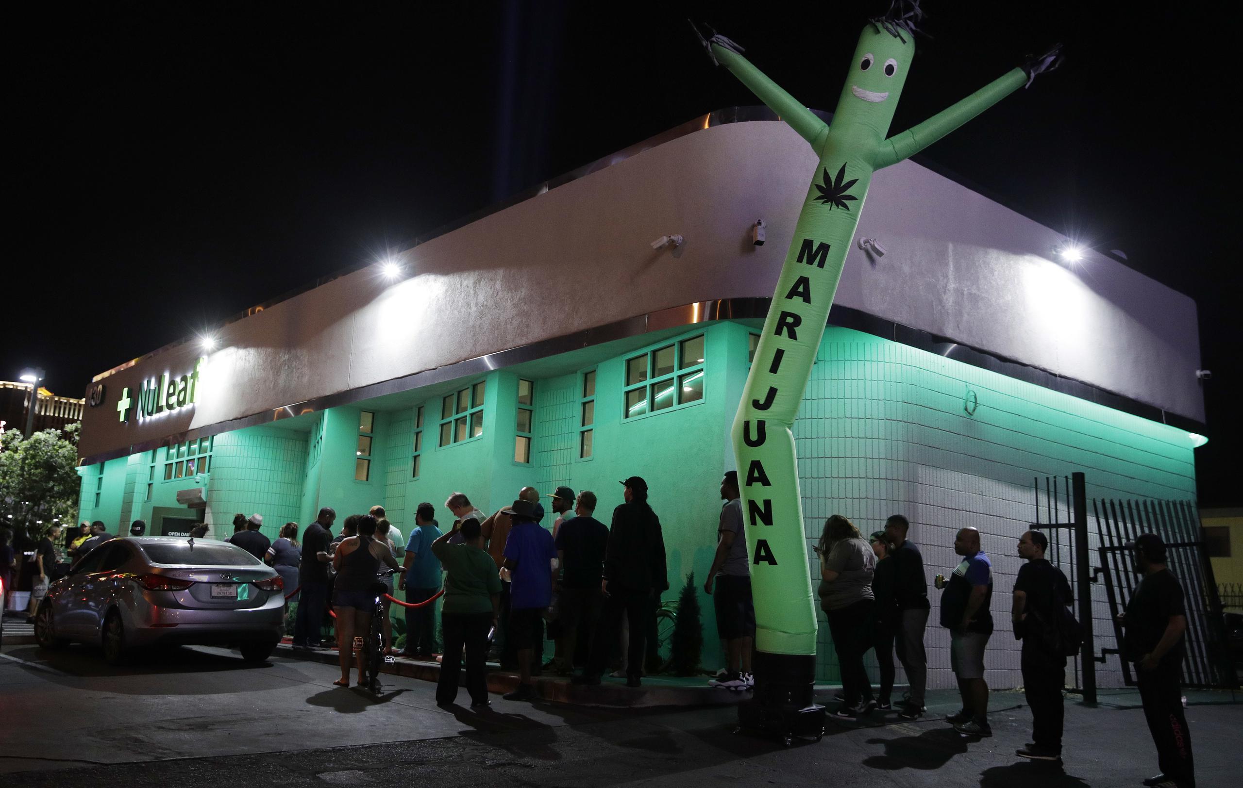 Fila en las afueras del Essence Cannabis Dispensary para comprar marihuana hoy, sábado, en Las Vegas, Nevada. (AP / John Locher)