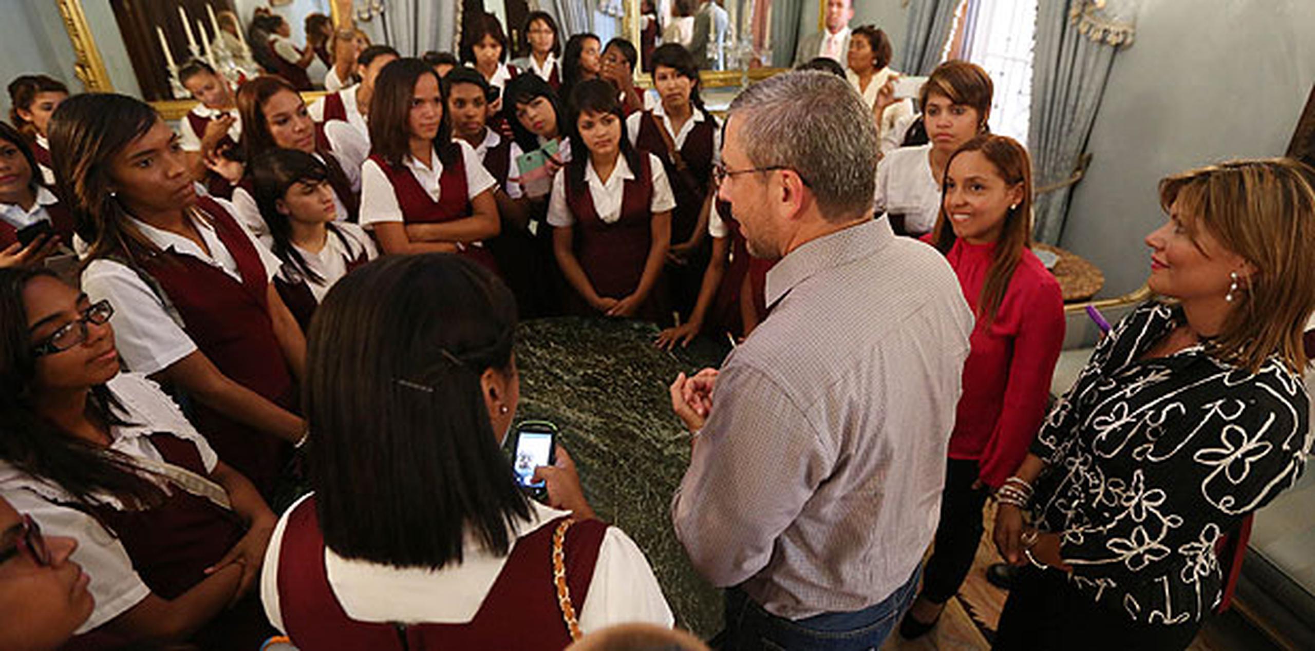Pastrana ofreció un recorrido a las estudiantes a través del Palacio de Santa Catalina, donde también tuvieron la oportunidad de compartir junto al gobernador Alejandro García Padilla. (Suministrada)