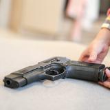 Adolescente mata a su hermano con pistola hallada en un callejón en Florida