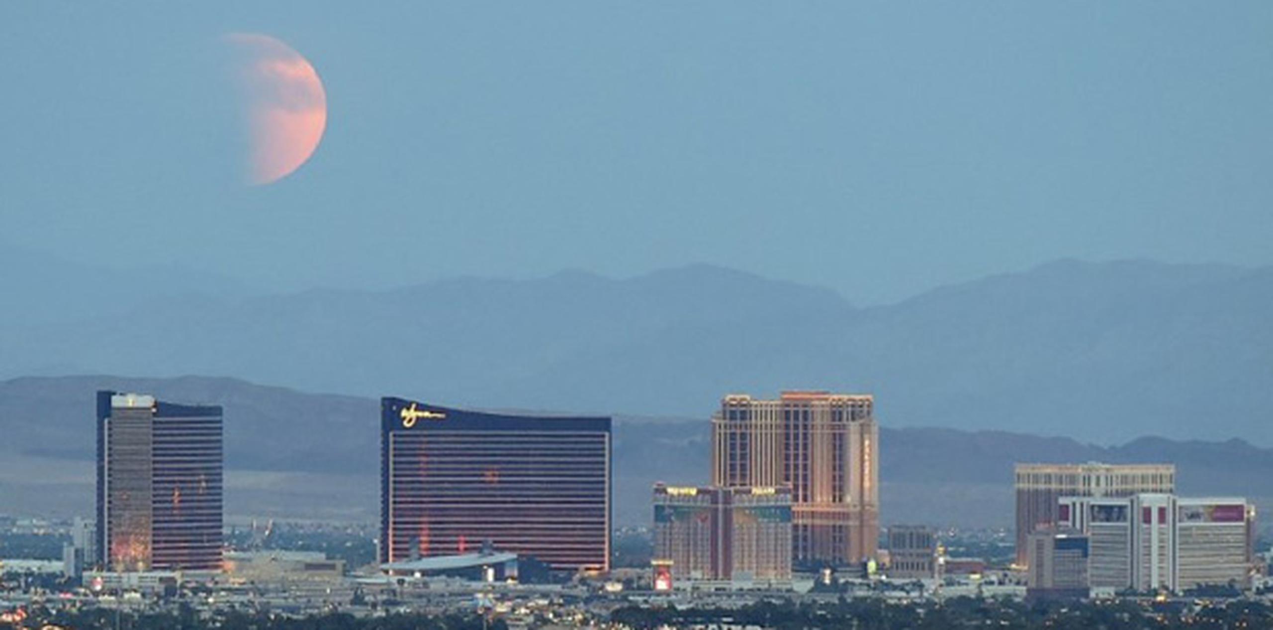Así se vio el eclipse lunar sobre Las Vegas, Nevada. (AFP)