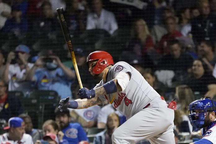 Yadier Molina, de los Cardinals de San Luis, observa su doblete de dos carreras en la primera entrada del segundo choque de su equipo el viernes ante los Cubs de Chicago. Fue el número 400 de su carrera.