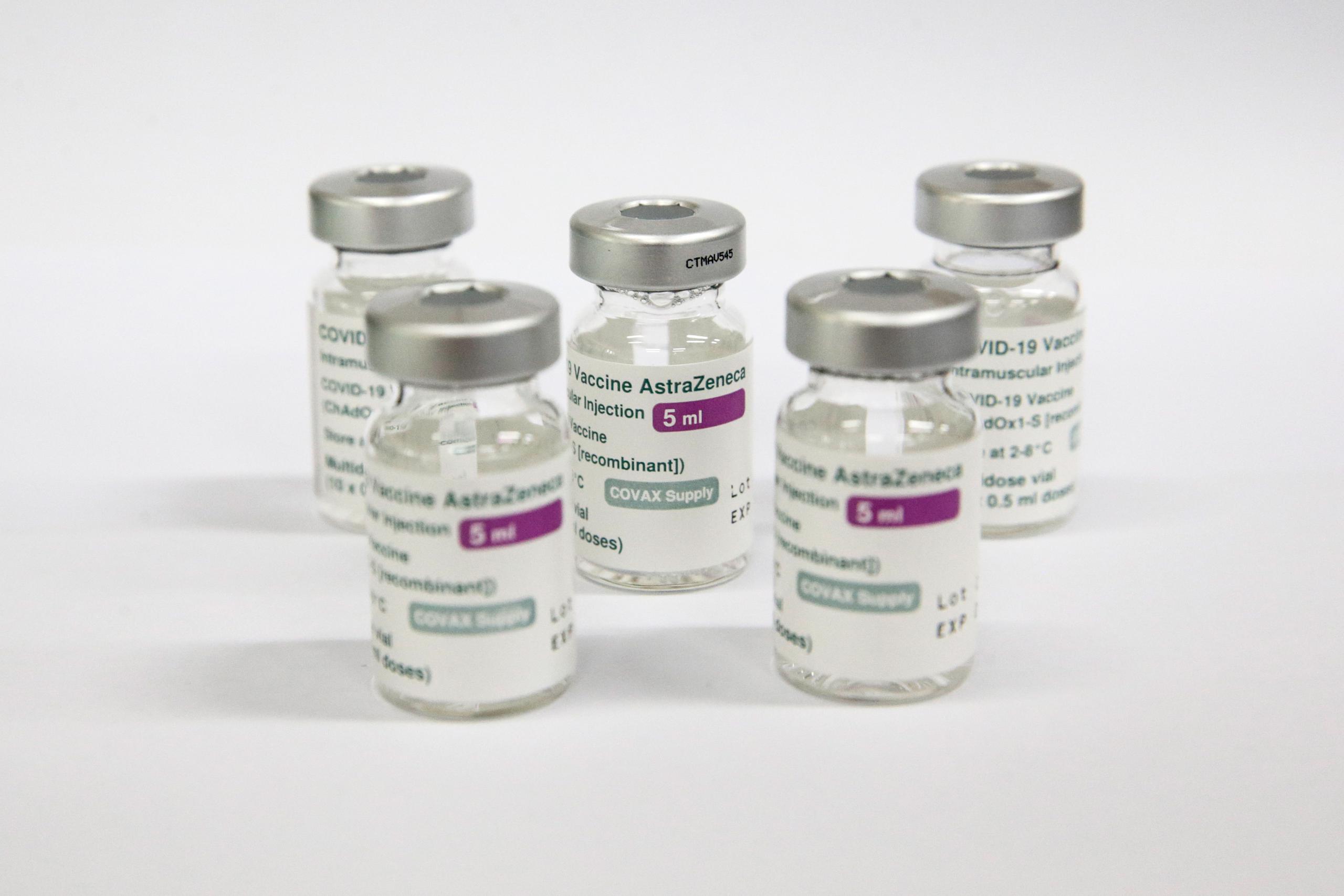 Este es el primer lote de vacunas que entrega AstraZeneca a Costa Rica como parte de un contrato de un millón de dosis.