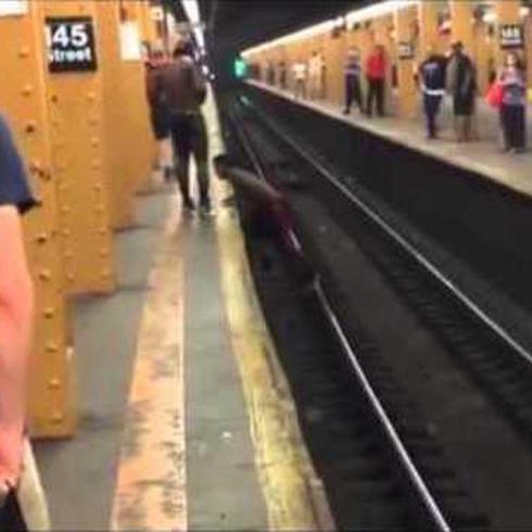 ¿Crees que logre saltar hasta el otro lado de las vías del metro? 